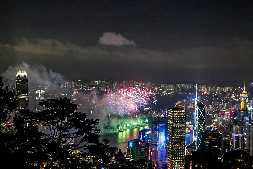 2023年10月1日,十一國慶煙花匯演事隔五年再次在維港上演。攝:Ryan Lai/端傳媒