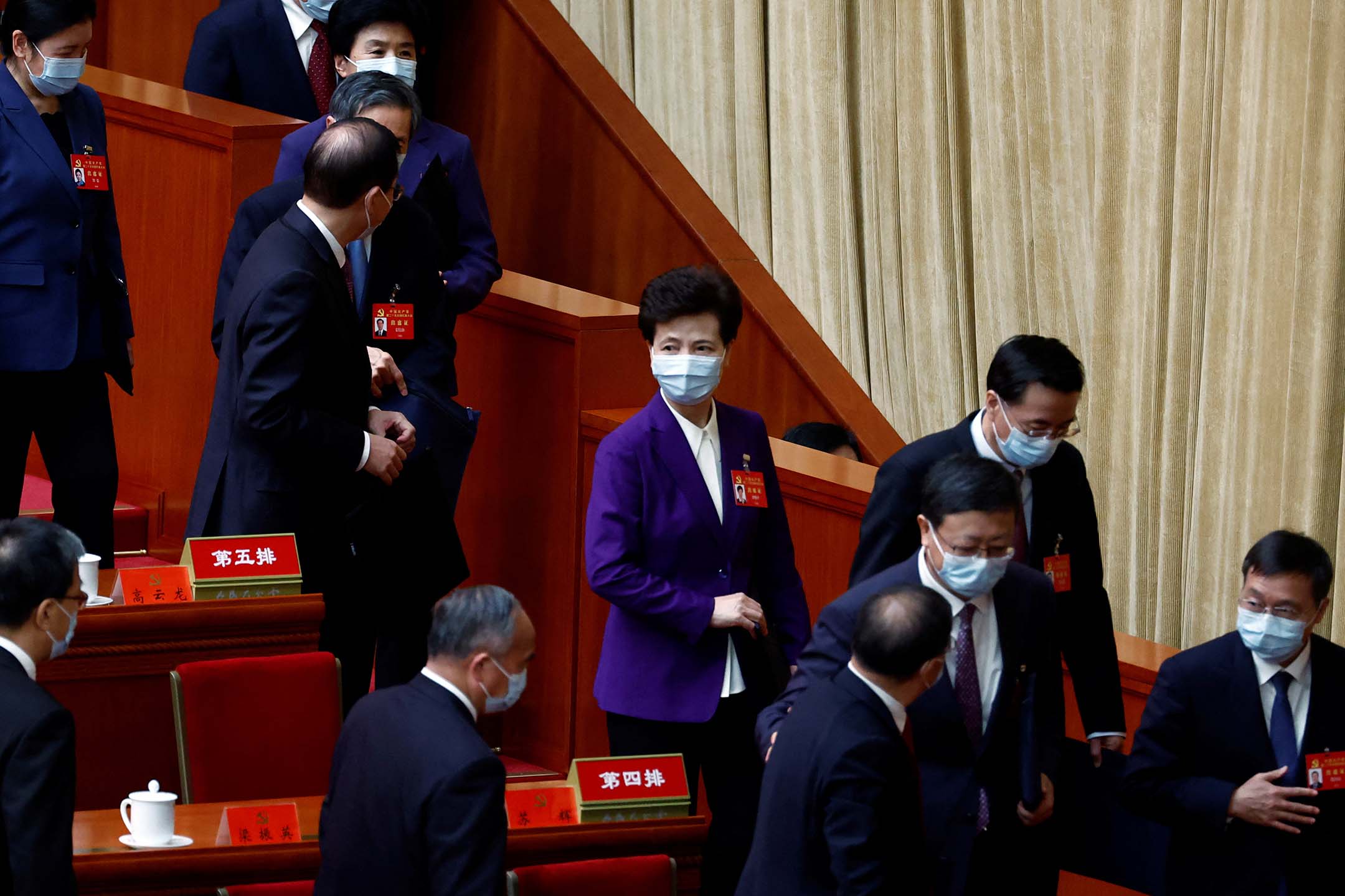 2022年10月22日,北京人民大会堂,中国共产党第二十次全国代表大会闭幕式上官员离场。摄:Tingshu Wang/Reuters/达志影像