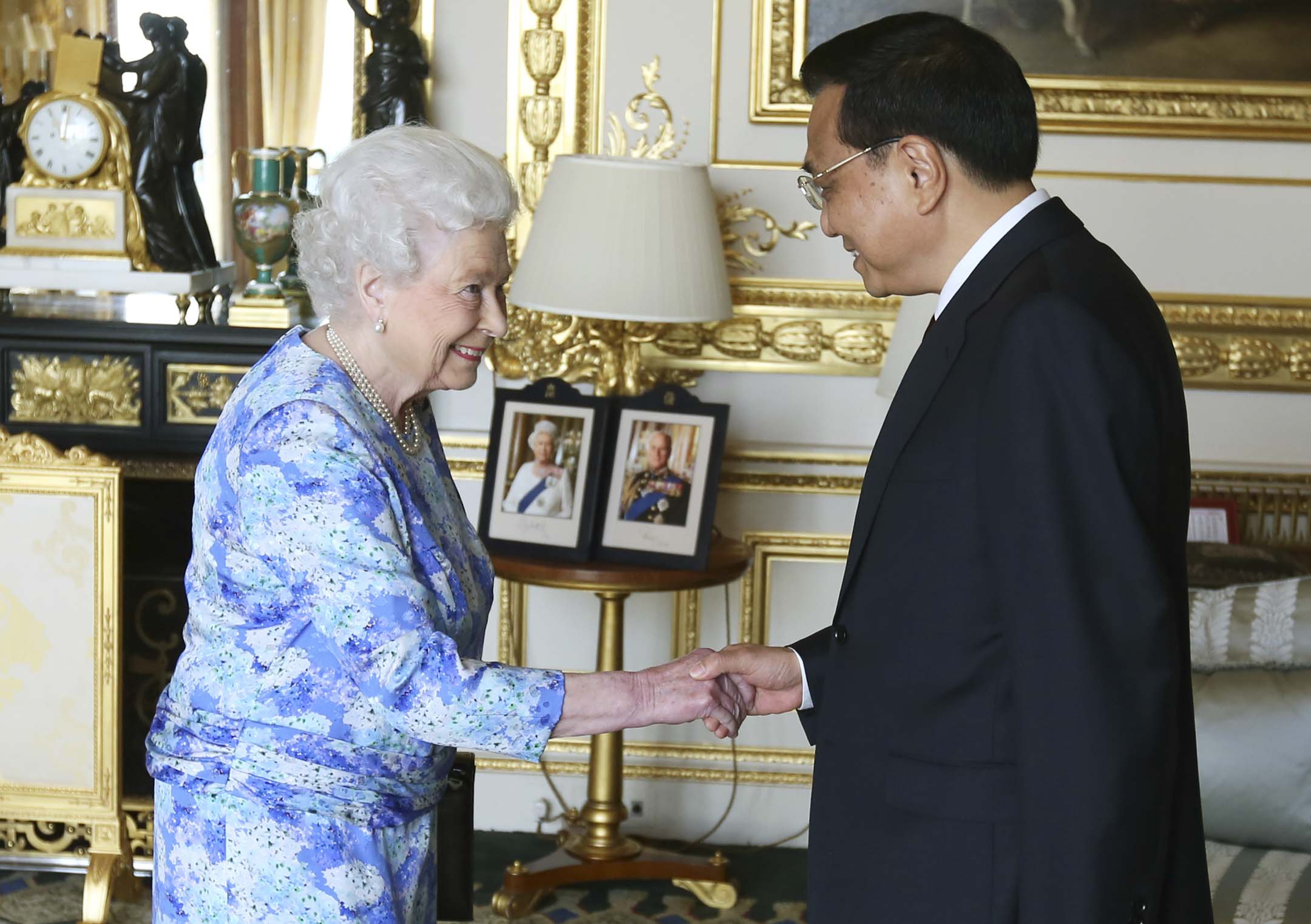 2014年6月17日，中国国务院总理李克强首次正式访问英国期间，英国女王伊莉莎白二世在温莎城堡接见李克强总理。摄：Steve Parsons - WPA Pool/Getty Images