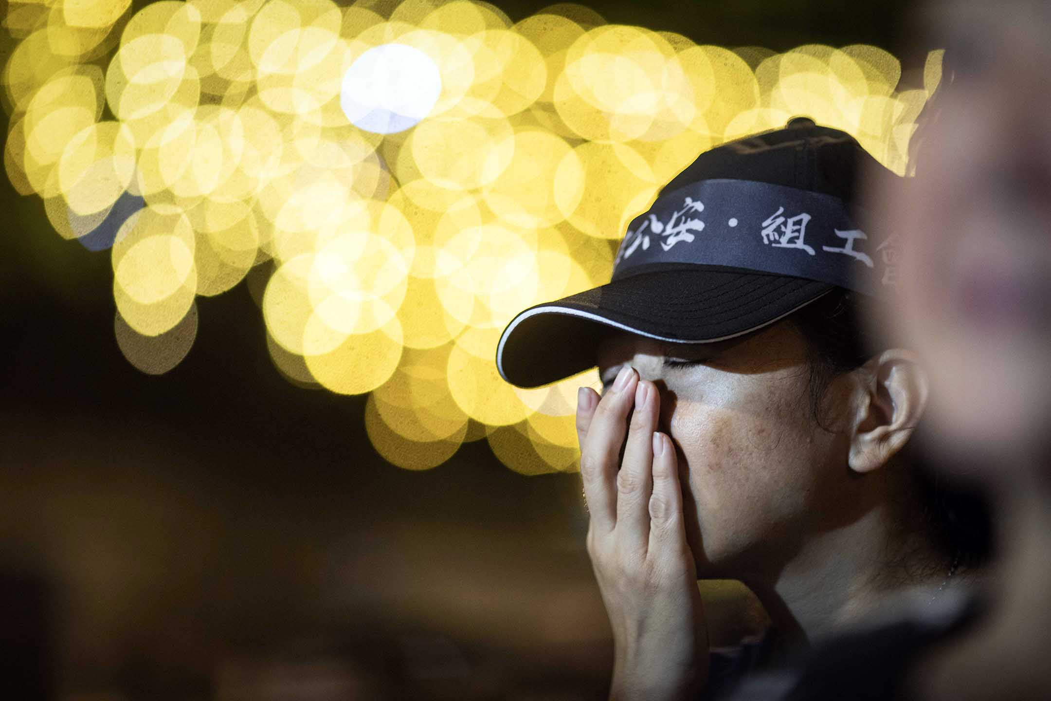 2023年10月9日，台北，消防员工作权益促进会举办国殇日晚会，悼念四位在屏东明扬工厂大火殉职的消防员。摄：陈焯煇/端传媒