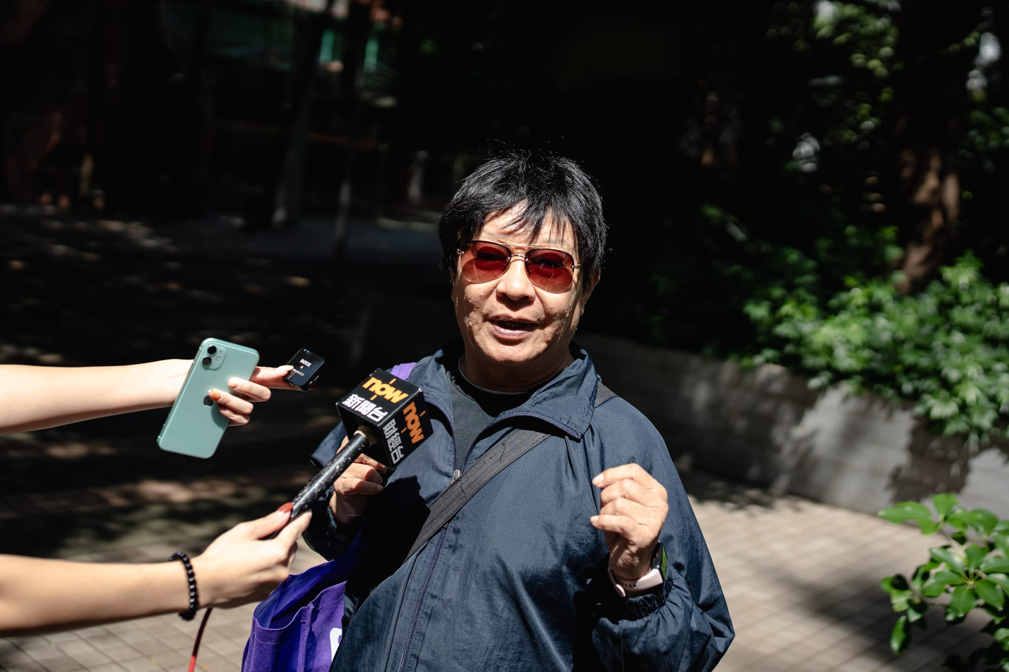 2023年10月24日,“二胡伯伯”李解新因街头奏《愿荣光》被判囚30日,放弃上诉入狱服刑。摄:Ryan Lai/端传媒