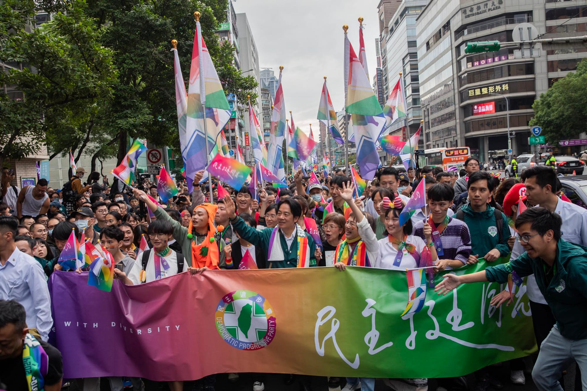 2023年10月28日，台湾同志游行。摄：陈焯𪸩/端传媒