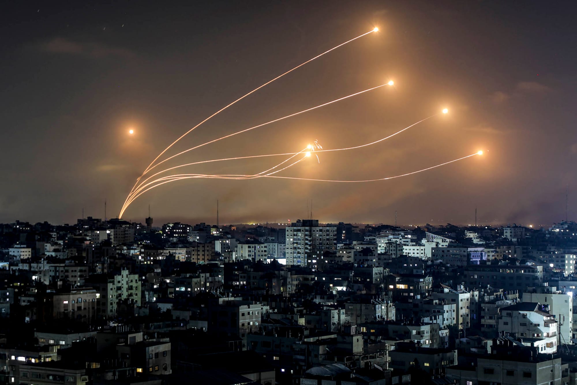 2023年10月11日,以色列鐵穹攔截從加沙走廊發射出來的飛彈。攝:Mohammed Saber/EPA/達志影像