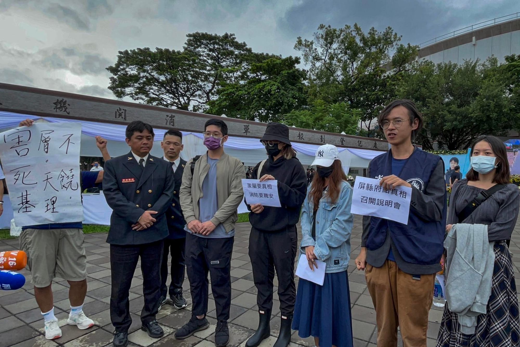 2023年10月6日，屏東，四名殉職消防員的家屬與消防員工作權益促進協會的成員在會場外召開記者會。攝：王怡蓁/端傳媒