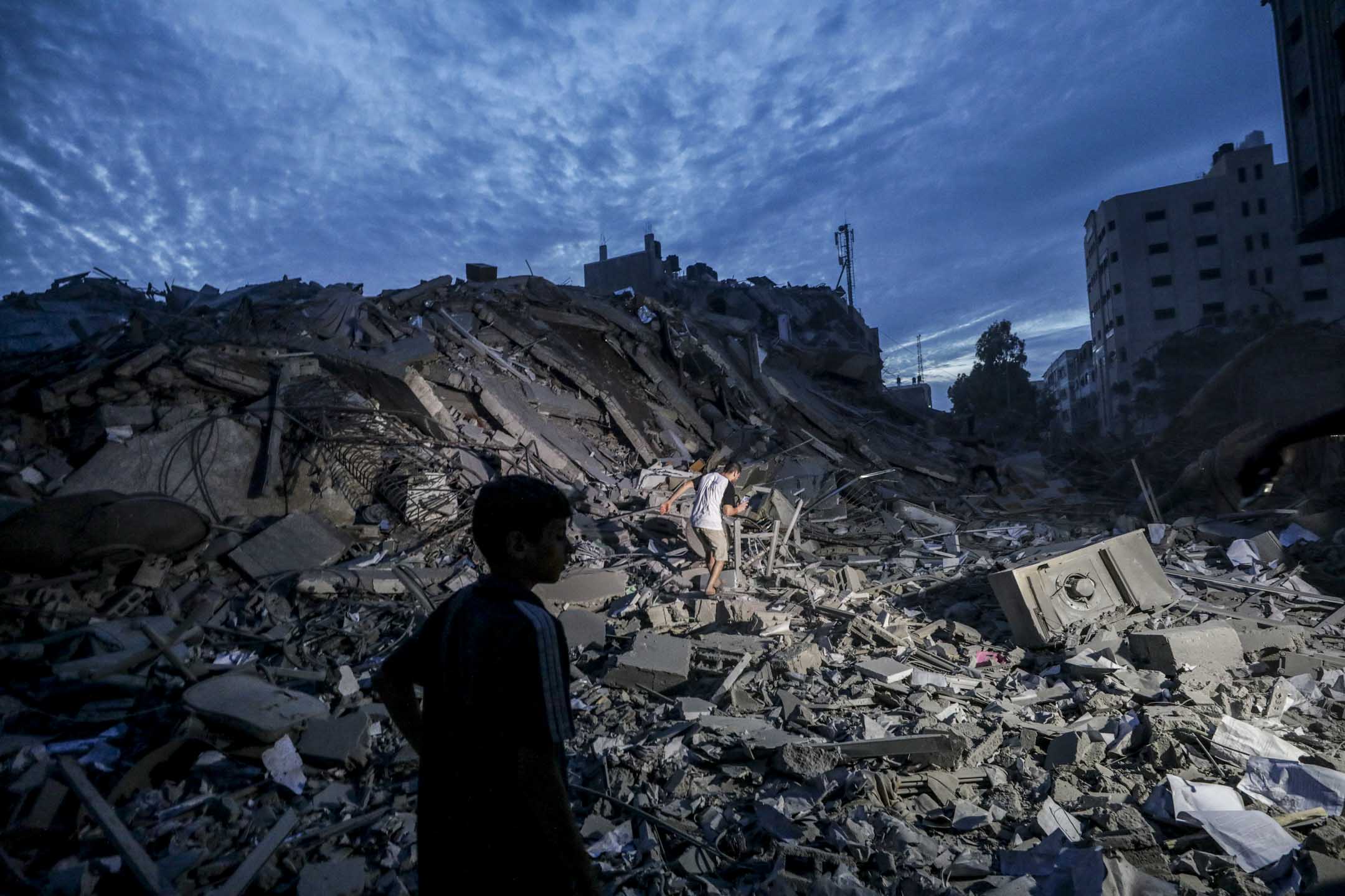 2023年10月7日，以色列反擊空襲巴勒斯坦加沙後，當然倖存者在摧毀的廢墟尋找剩下的物品。攝：Mohammed Saber/EPA/達志影像