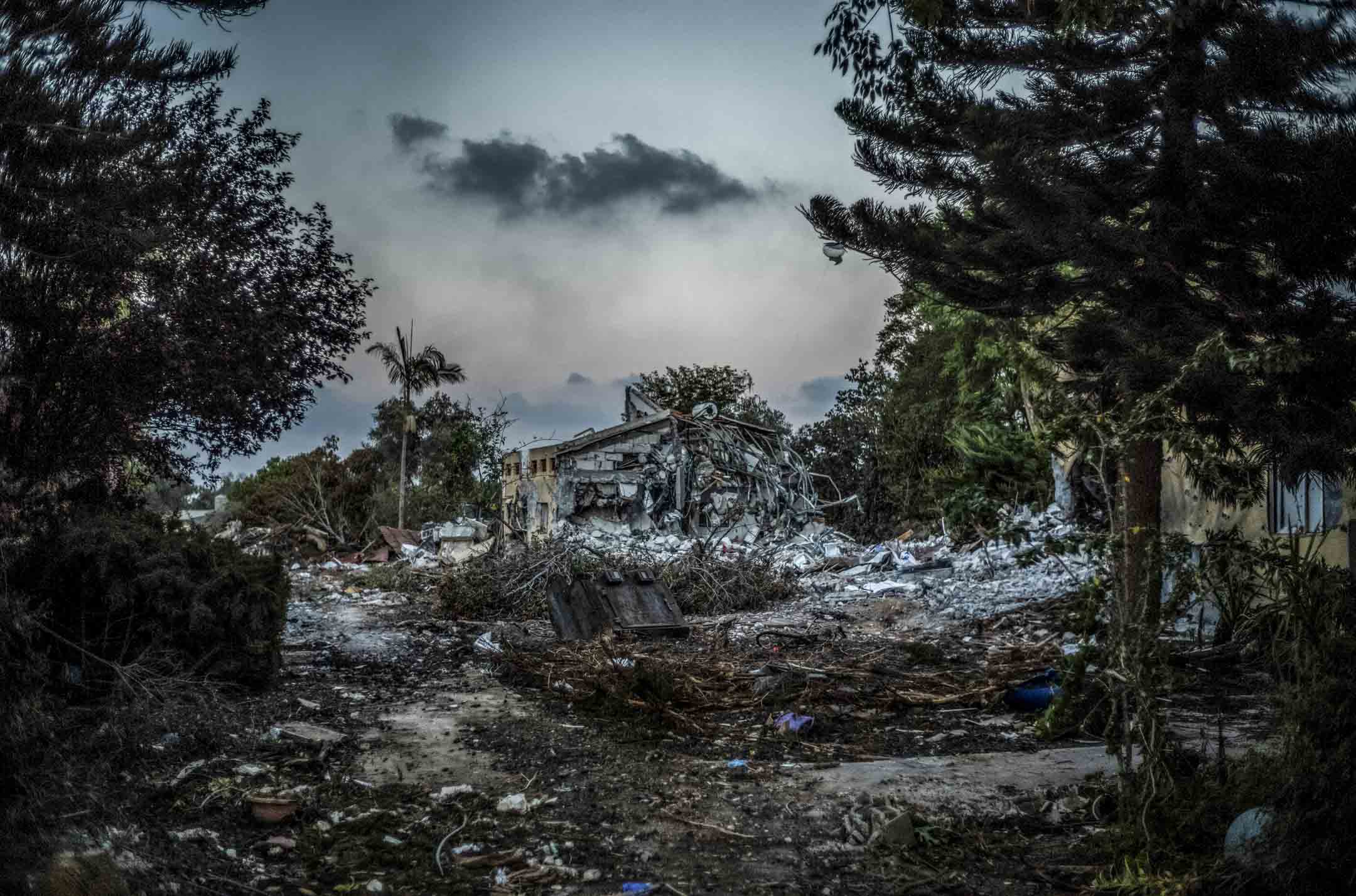 2023年10月11日,以色列貝埃里基布茲遭受加沙襲擊後的廢墟。 攝:Ilia Yefimovich/picture alliance via Getty Images