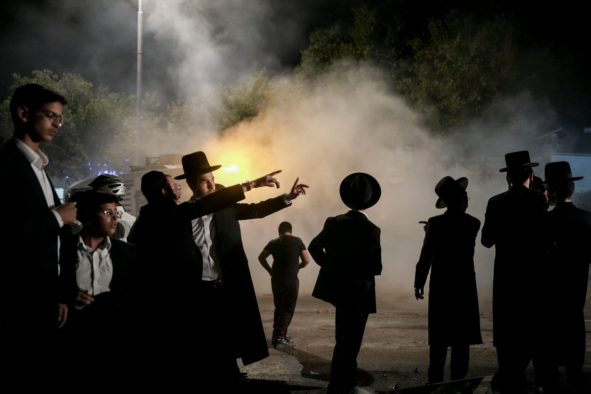 2023年10月9日,從加沙發射的火箭擊中以色列後,極端正統猶太男子在貝塔爾伊利特西岸猶太人定居點。攝:Maya Alleruzzo/AP/達志影像