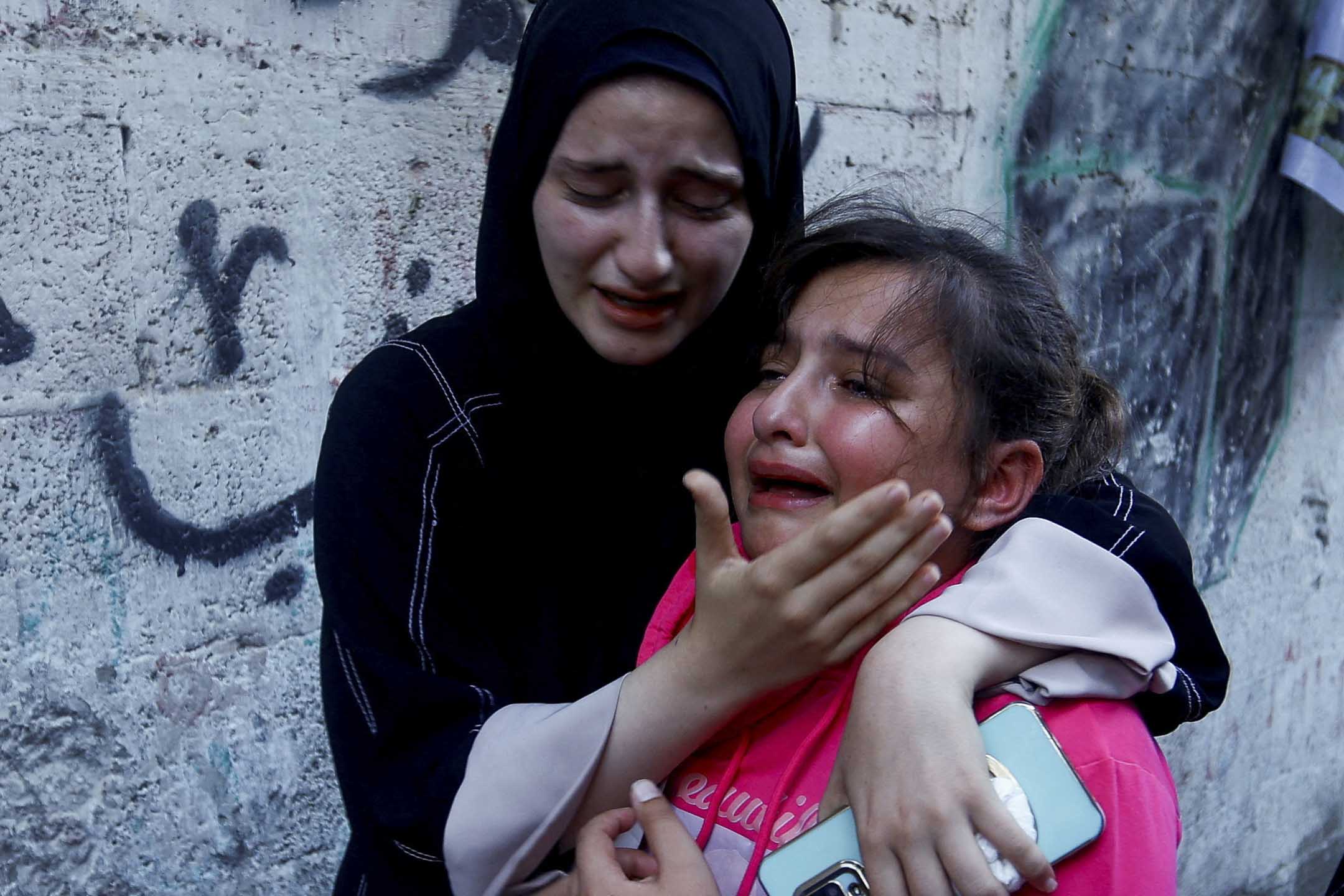 2023年10月10日,哈馬斯成員Zakaria Abu Maamar在加沙南部汗尤尼斯的一次空襲中喪生,女兒在葬禮上哭泣。攝:Ibraheem Abu Mustafa/Reuters/達志影像