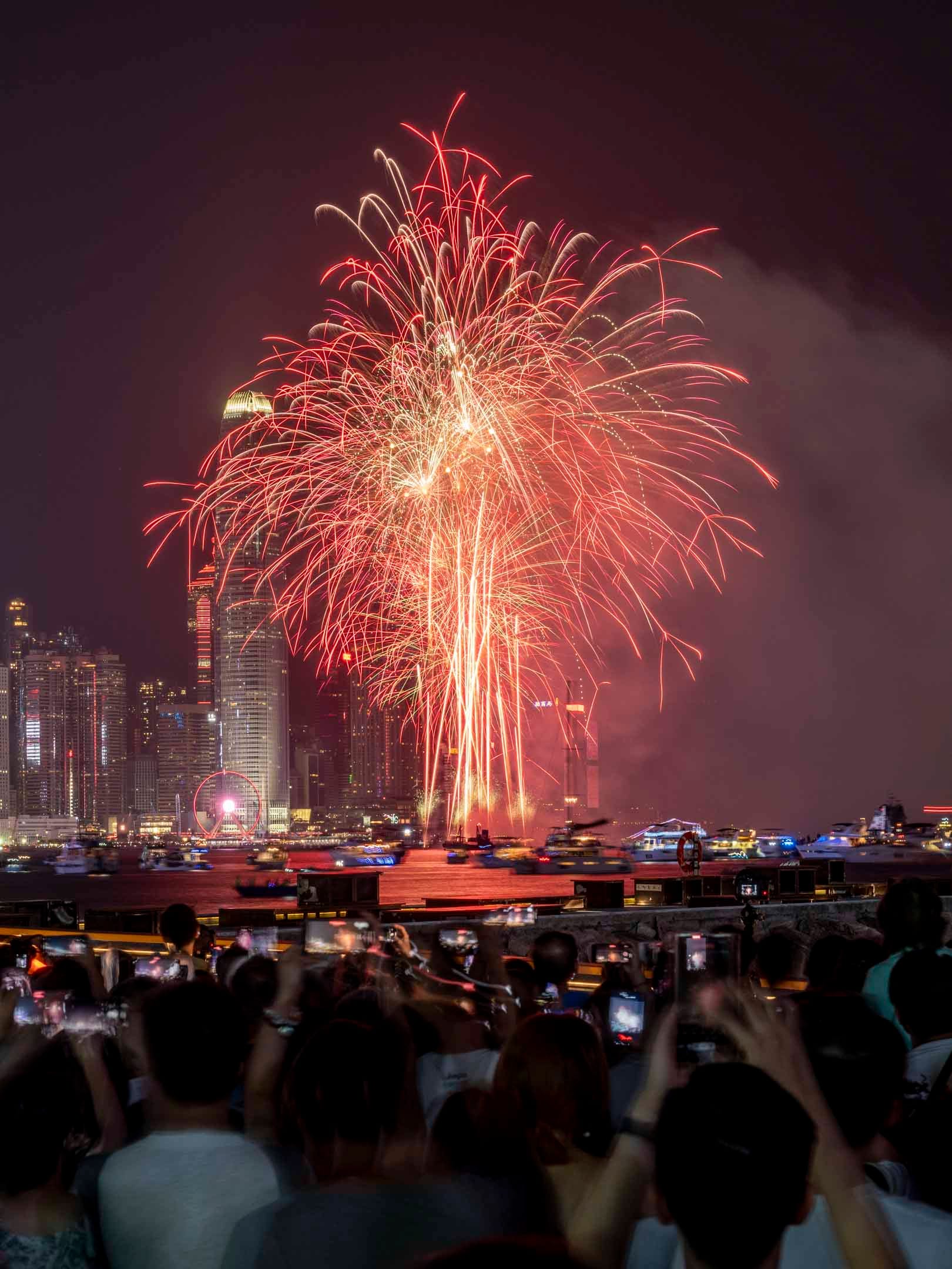 2023年10月1日,十一國慶煙花匯演事隔五年再次在維港上演。攝:林振東/端傳媒