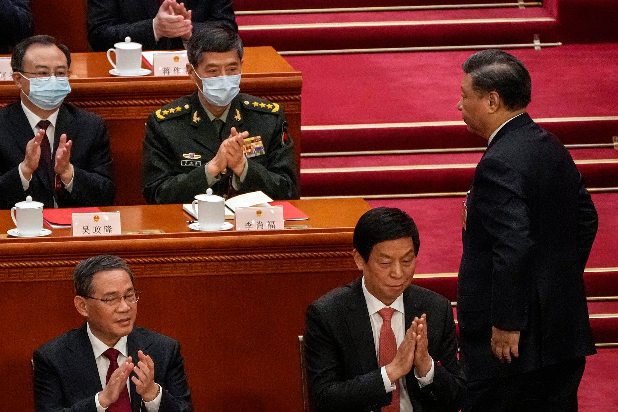 2023年3月13日,北京,中國國家主席習近平(右)在人民大會堂閉幕式上發表講話時,中國國防部長李尚福與代表們一起鼓掌。攝:Andy Wong/AP/達志影像