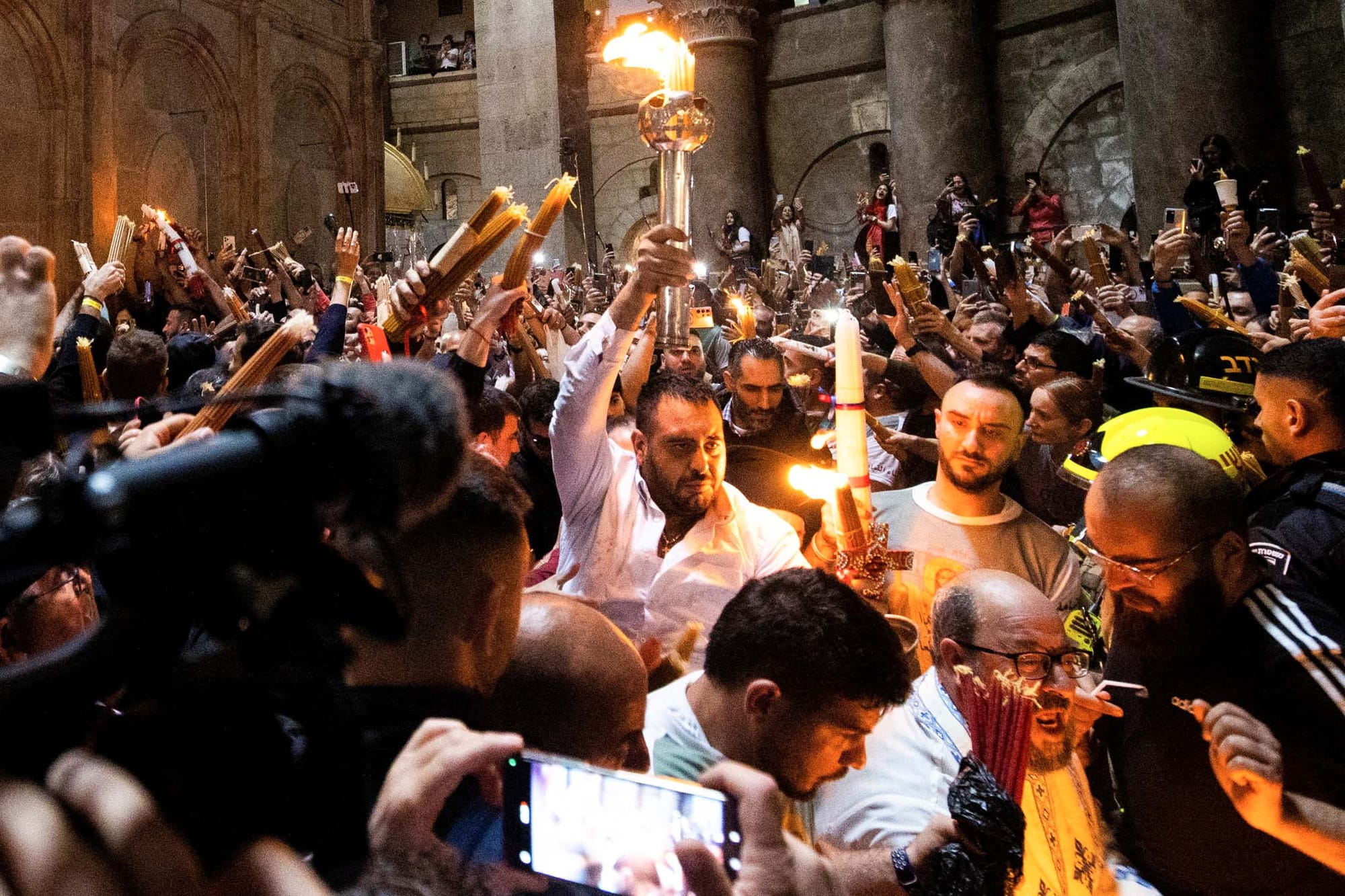 2023年4月15日，基督徒參加耶路撒冷舊城聖墓教堂的聖火儀式。攝：Oren Ben Hakoon/Reuters/達志影像