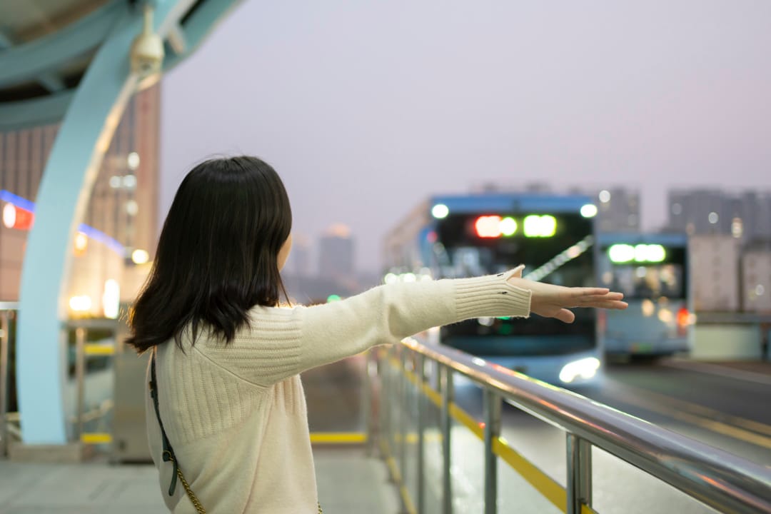 2009年2月9日,一名乘客向即將抵站的巴士招手。圖:GettyImages