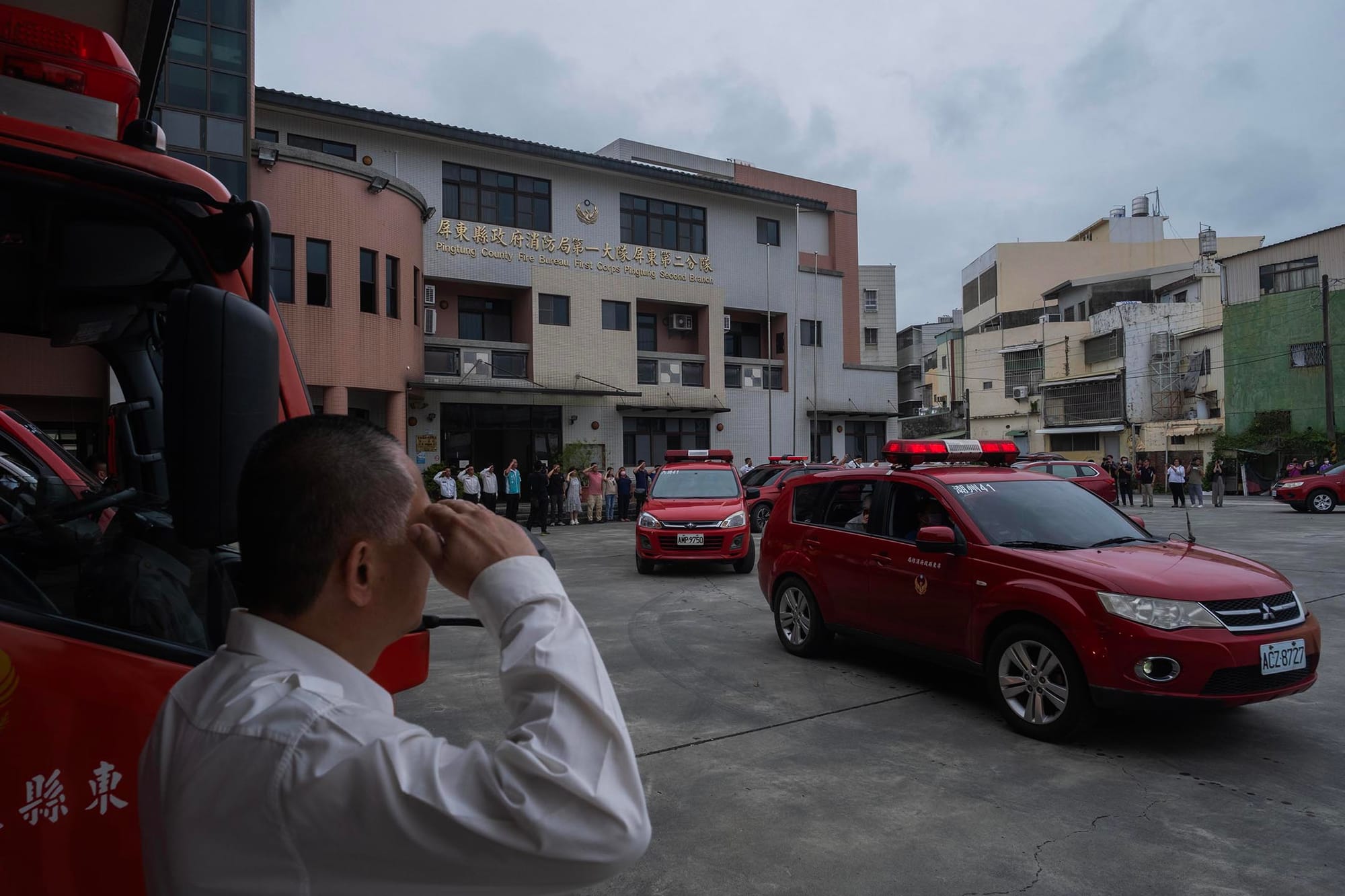 2023年10月4日，屏東，四位殉職消防員移靈至屏東縣立體育館，途經所屬消防局。攝：陳焯煇/端傳媒