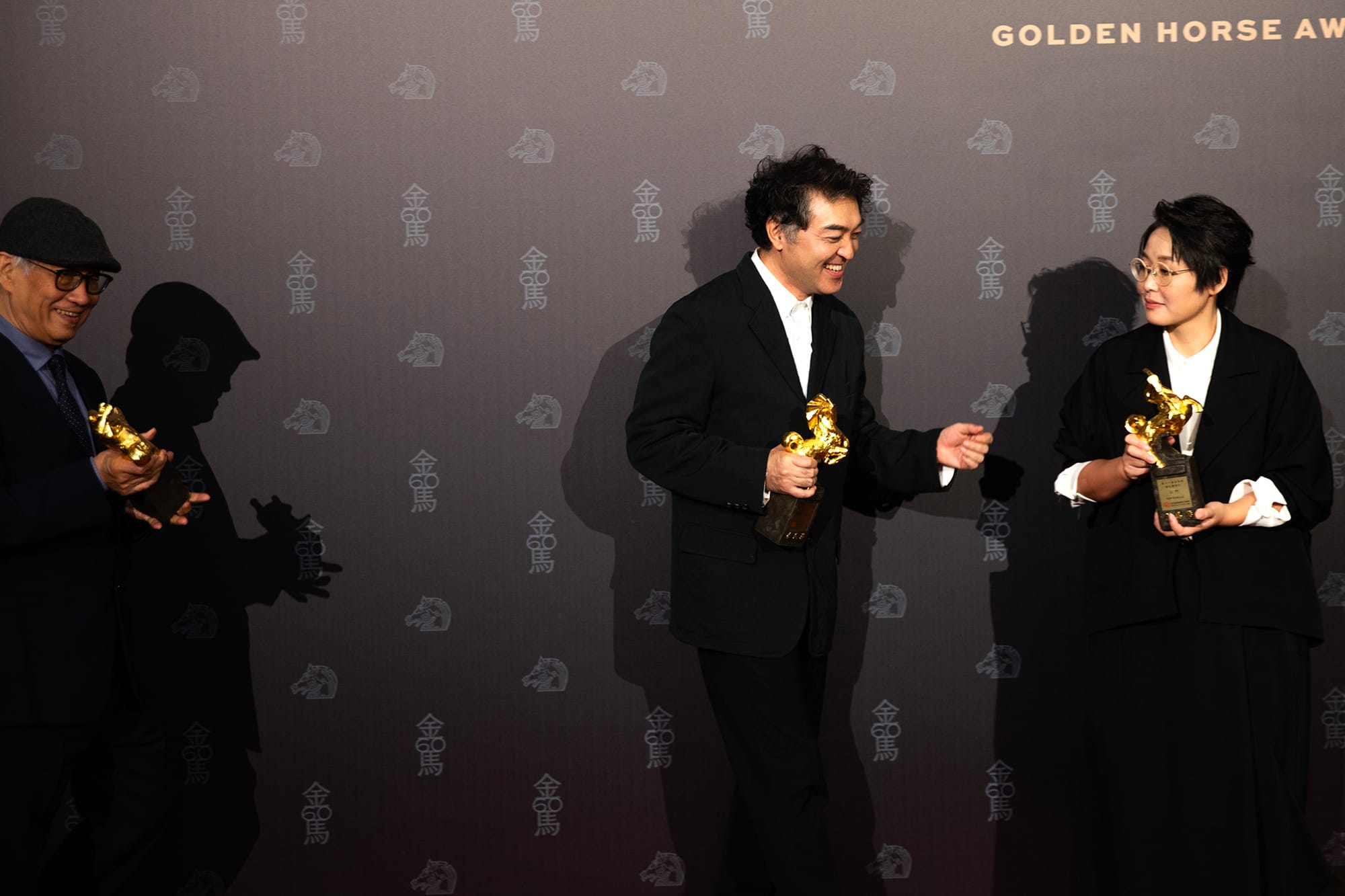2023年11月25日,第60届金马奖颁奖典礼,电影《石门》获得最佳剧情片,导演黄骥、大冢龙治上台。摄:陈焯煇/端传媒