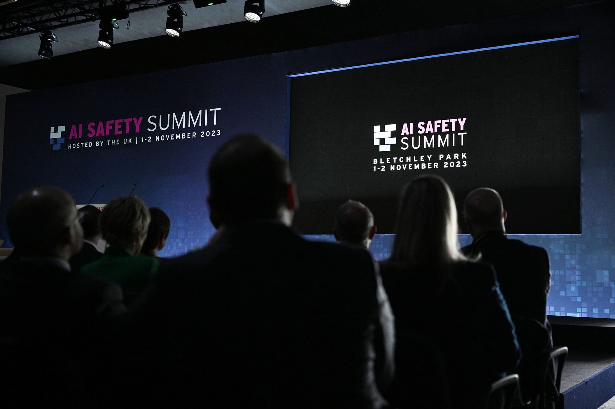 2023年11月1日,由英国政府召开的“人工智慧安全高峰会”。摄:Leon Neal/Getty Images