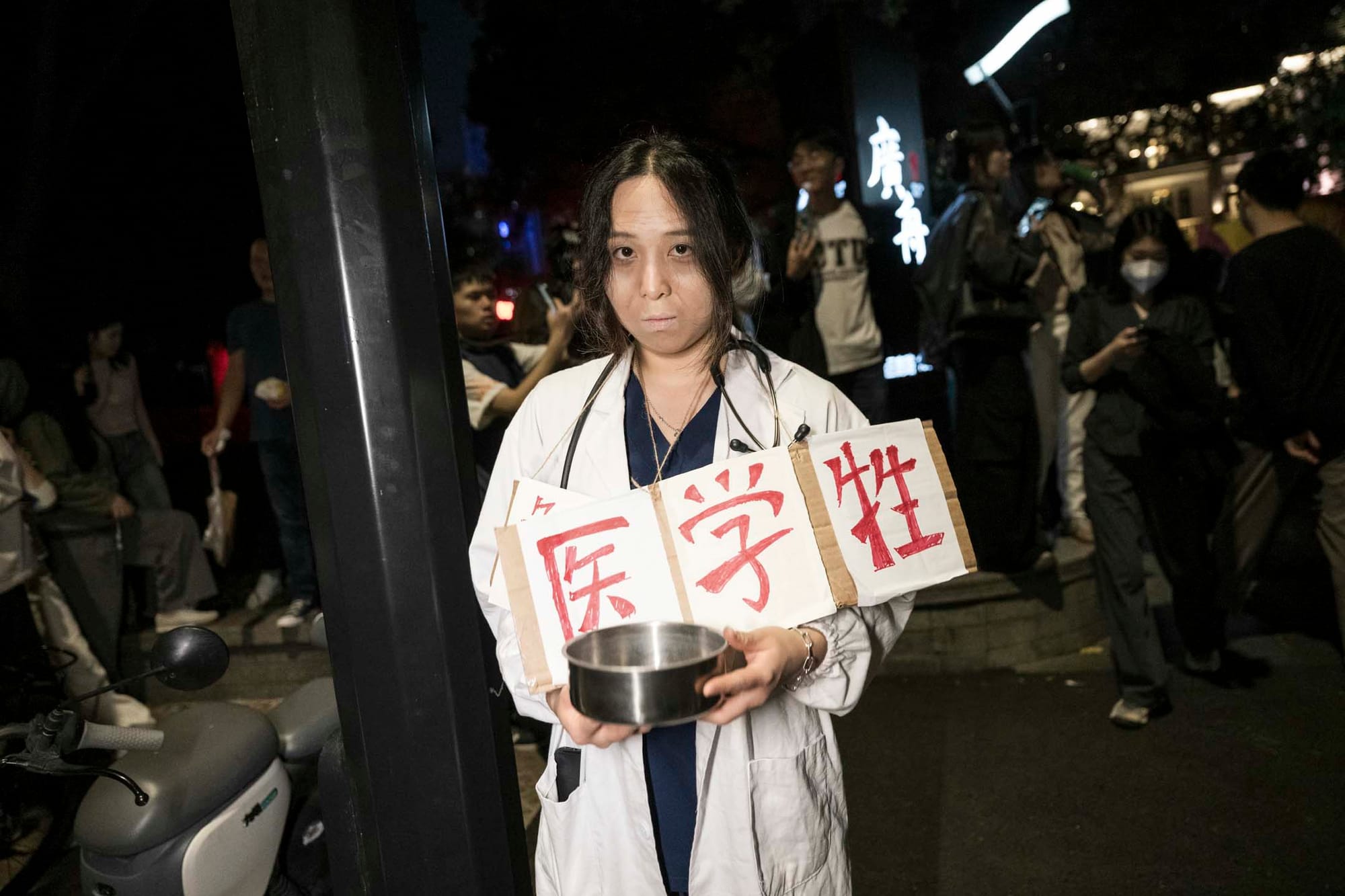 2023年10月30日，中國上海，有市民扮成「醫學牲」慶祝萬聖節。攝：Costfoto/NurPhoto via Getty Images