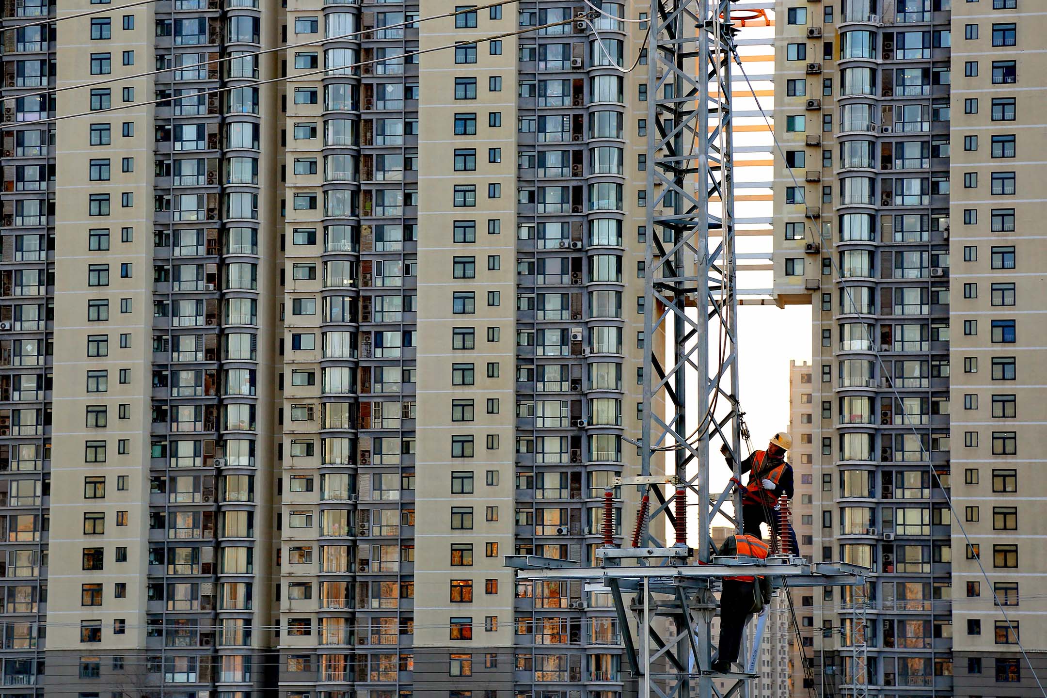 2021年12月18日，中国北京，火车站上正在维修的工人。摄：Zhou Jianlin/VCG via Getty Images