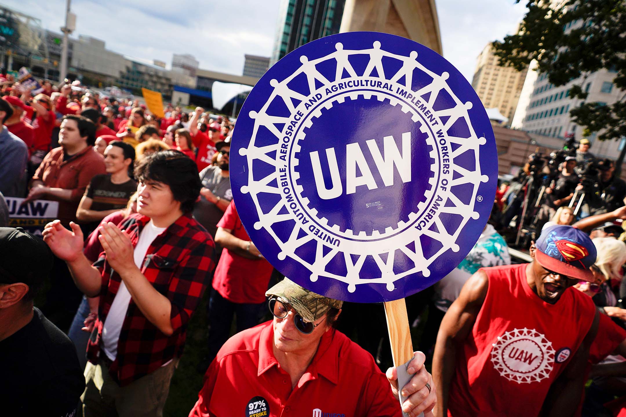 2023年9月15日,美国底特律,工会成员和工厂员工抗议。摄:Paul Sancya/AP/达志影像