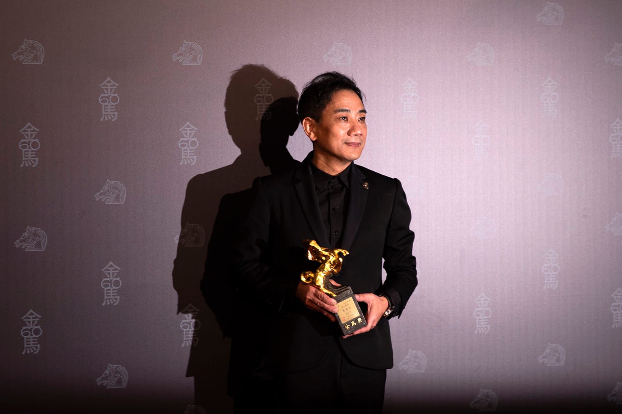 2023年11月25日,第60届金马奖颁奖典礼,萧雅全以《老狐狸》获得最佳导演 。摄:陈焯輝/端传媒