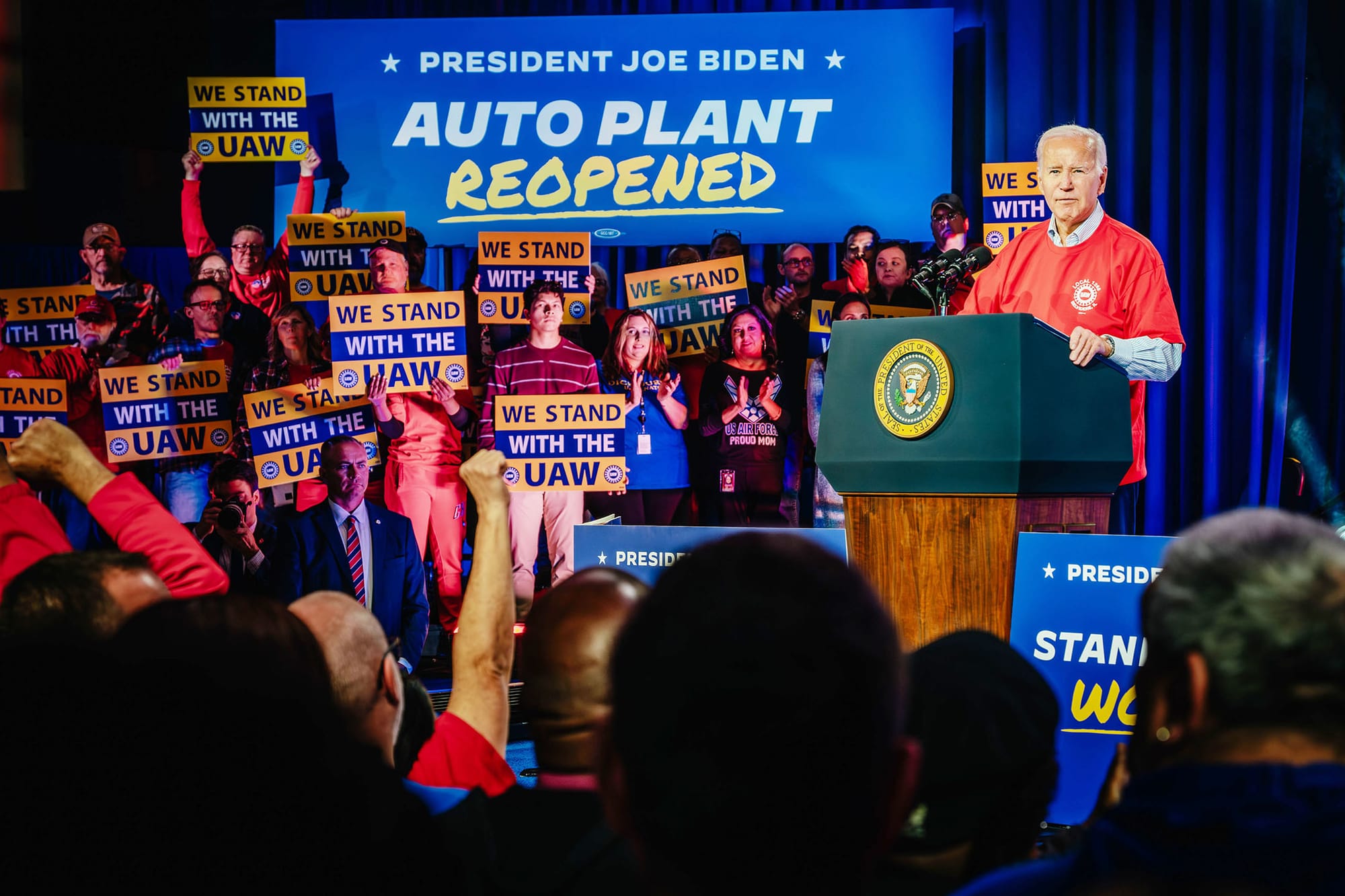 2023年11月9日,美国伊利诺州,美国总统拜登会见美国汽车工人联合会(UAW)成员,并达成协议。摄:Jamie Kelter Davis/Bloomberg via Getty Images