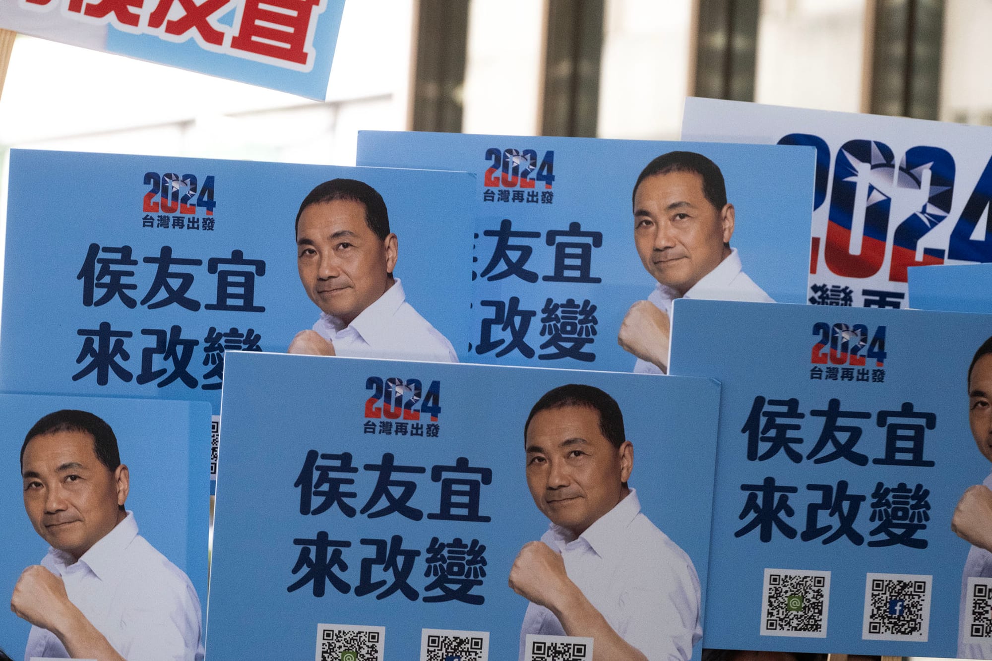 2023年11月24日,台北,國民黨總統參選人侯友宜和其副手中廣董事長趙少康前往中選會登記參選。攝:陳焯輝/端傳媒