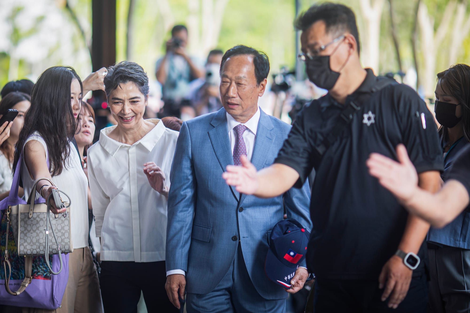 2023年11月1日,台北,鴻海創辦人郭台銘與副手賴佩霞赴台北市選委會遞交總統、副總統選舉連署書件。攝:陳焯輝/端傳媒