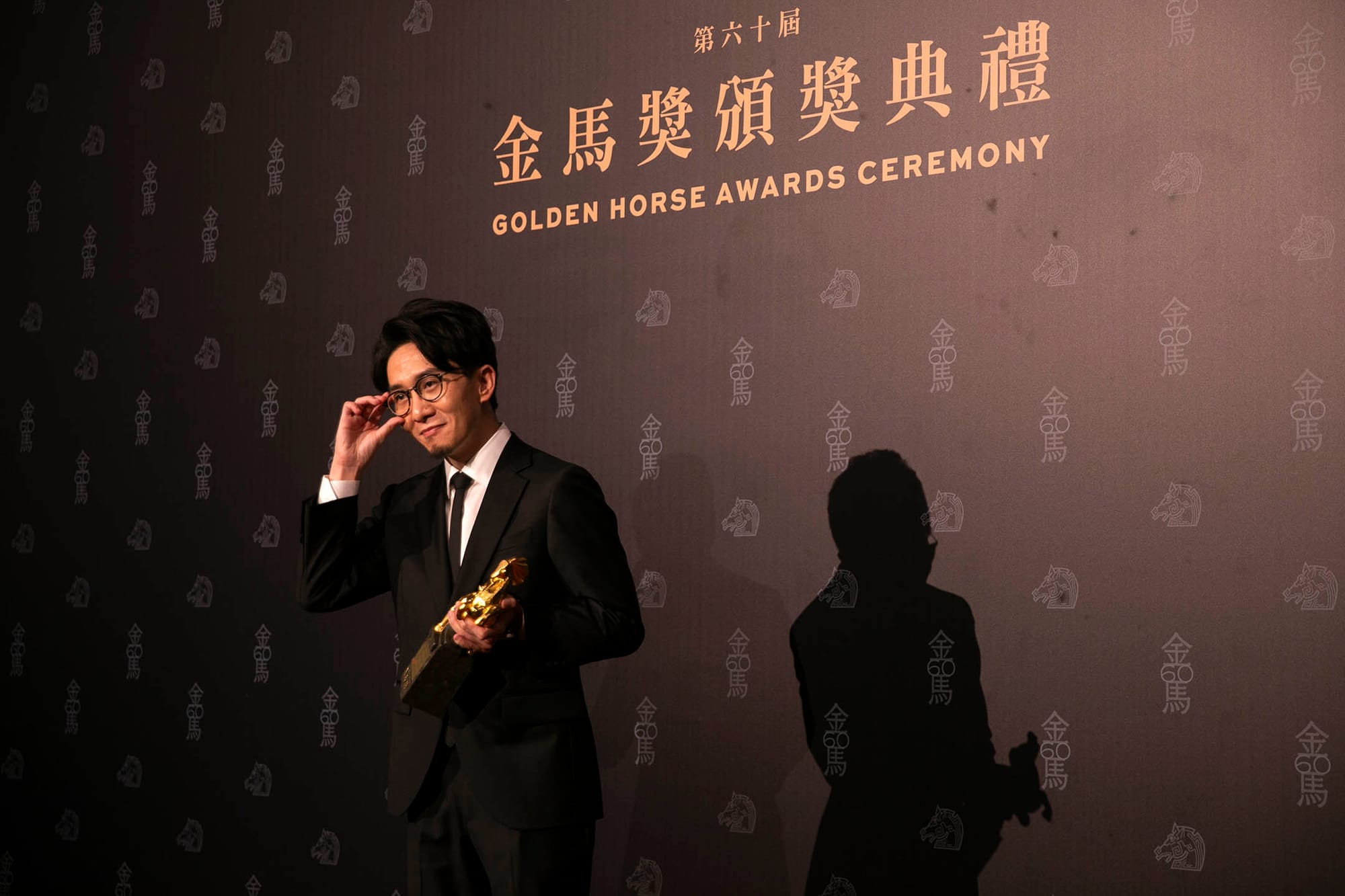 2023年11月25日,第60届金马奖颁奖典礼,《年少日记》导演卓亦谦获得最佳新导演。摄:陈焯輝/端传媒