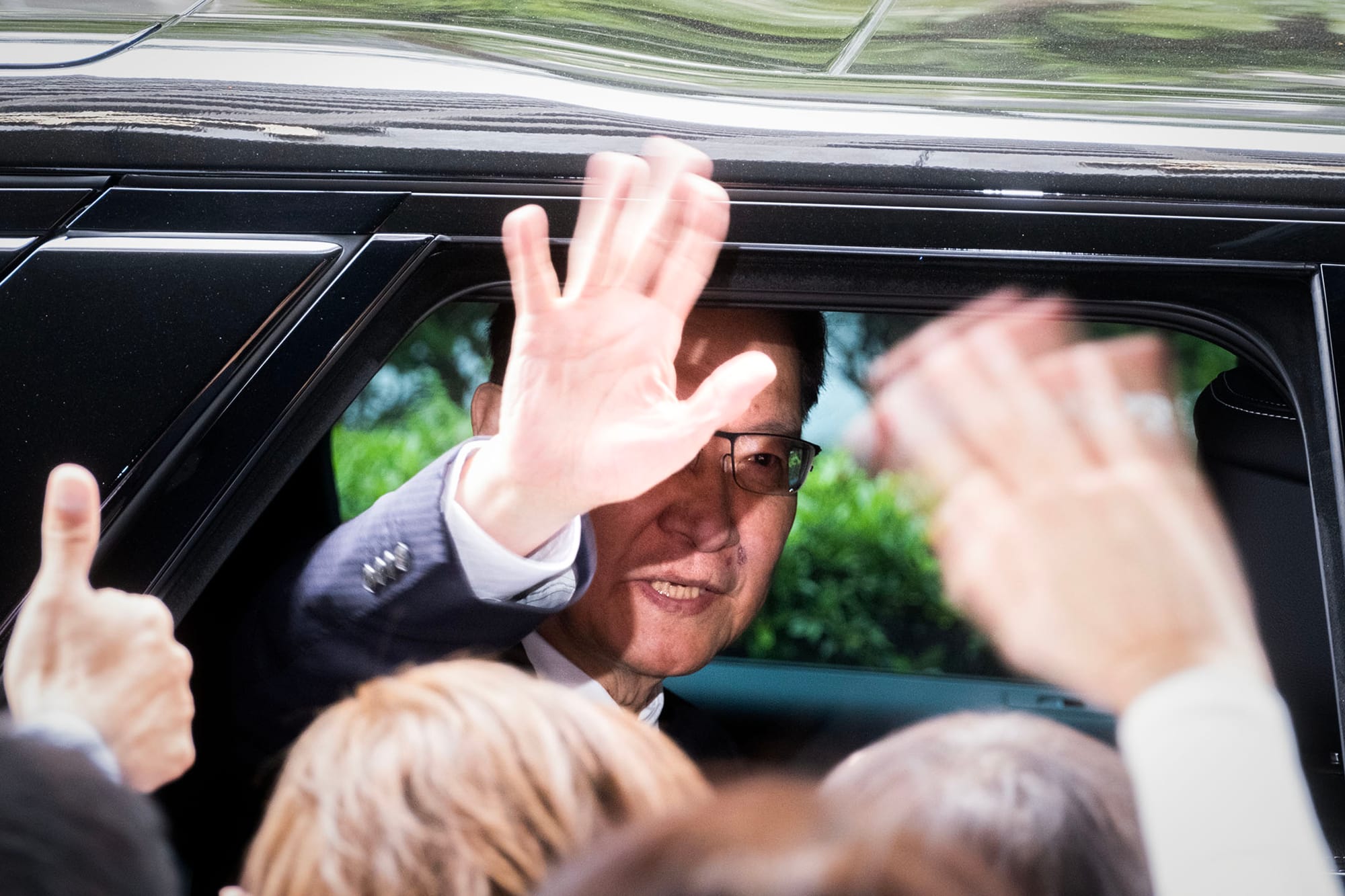 2023年11月24日,台北,國民黨總統參選人侯友宜和其副手中廣董事長趙少康前往中選會登記參選,趙少康離開時揮手。攝:陳焯輝/端傳媒