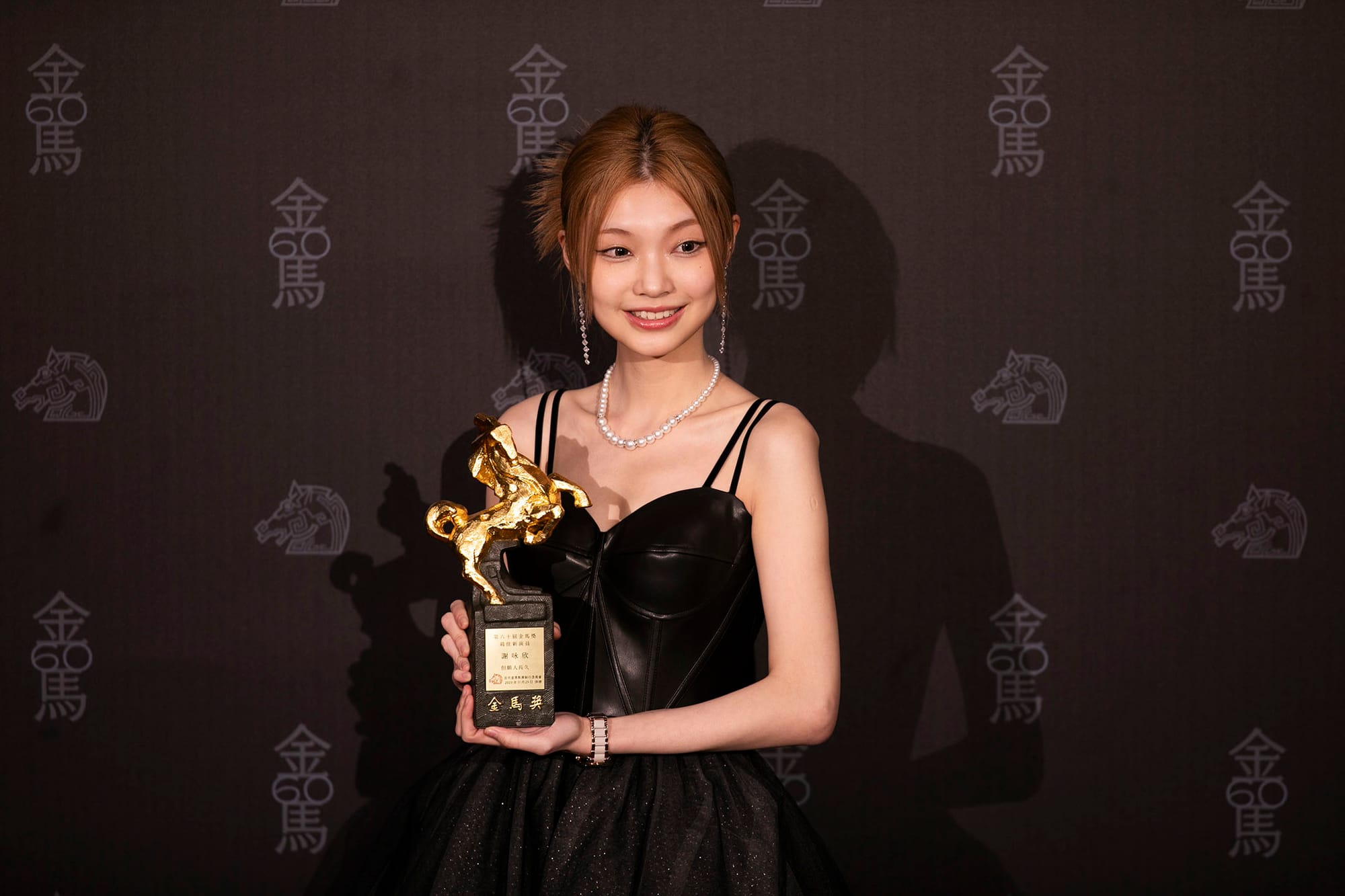 2023年11月25日,第60届金马奖颁奖典礼,《但愿人长久》的谢咏欣获得最佳新演员。摄:陈焯輝/端传媒