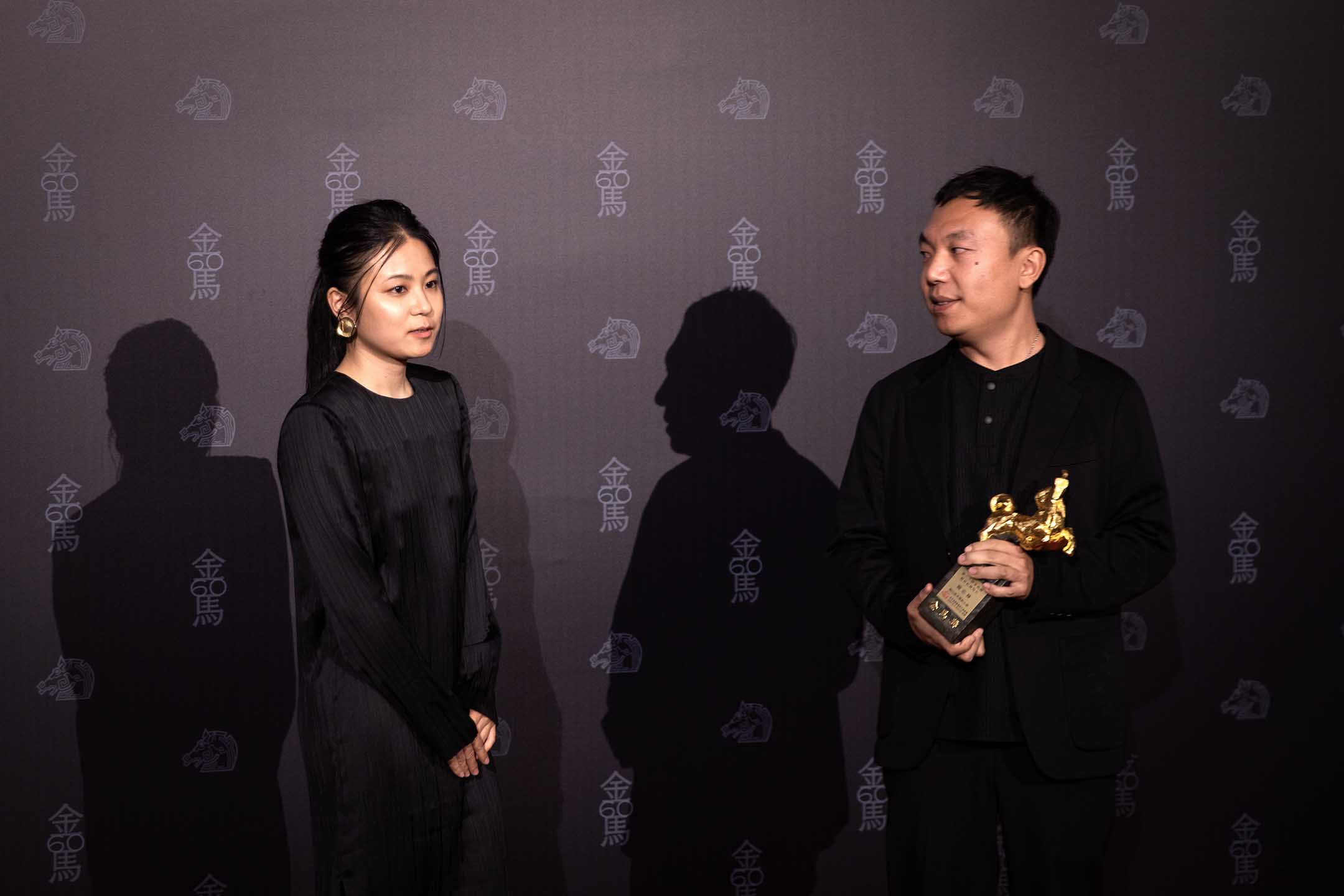 2023年11月25日,第60届金马奖颁奖典礼,穷山恶水电影小组《备忘录》获得最佳纪录短片。摄:陈焯煇/端传媒