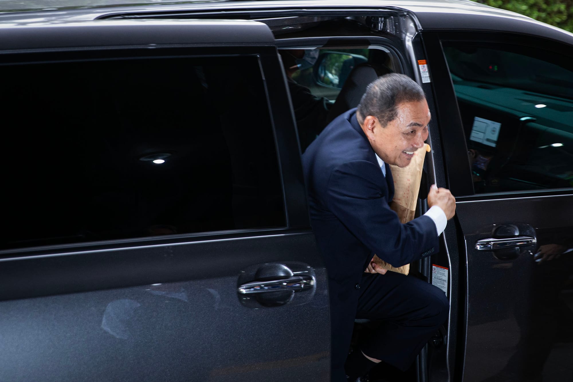 2023年11月24日,台北,國民黨總統參選人侯友宜和其副手中廣董事長趙少康前往中選會登記參選。攝:陳焯輝/端傳媒