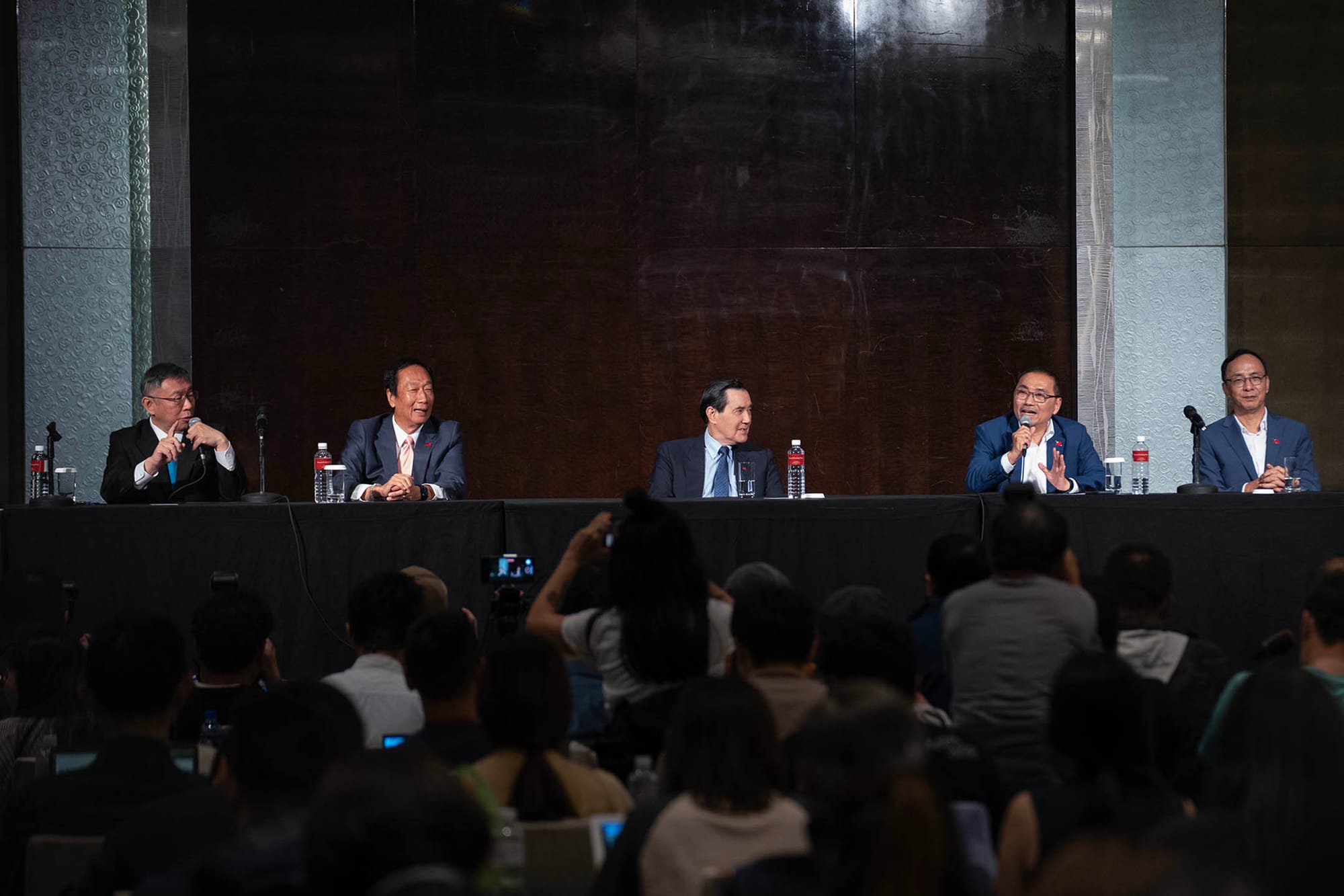 2023年11月23日，台湾2024大选候选人登记结束前一天，民众党主席及总统候选人柯文哲、鸿海集团创办人郭台铭、前总统马英九、国民党总统候选人侯友宜、国民党主席朱立伦在台北君悦酒店举行记者会。摄：唐佐欣/端传媒