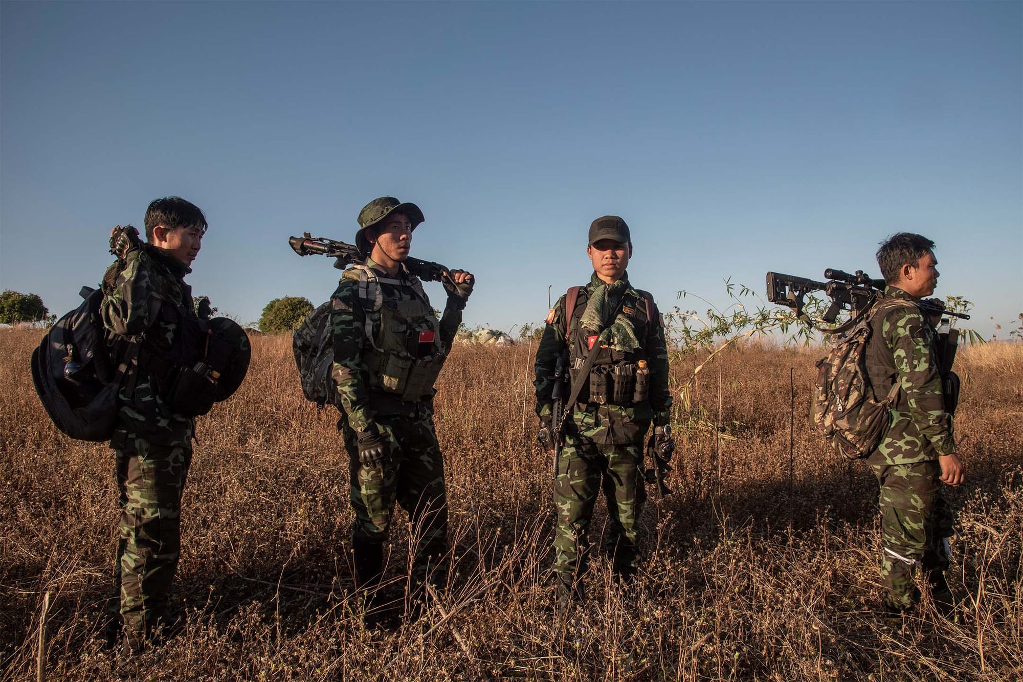 2023年2月18日,缅甸,民族团结政府(NUG)武装部门人民防卫军的成员在丛林间行走。摄:Thierry Falise/LightRocket via Getty Images
