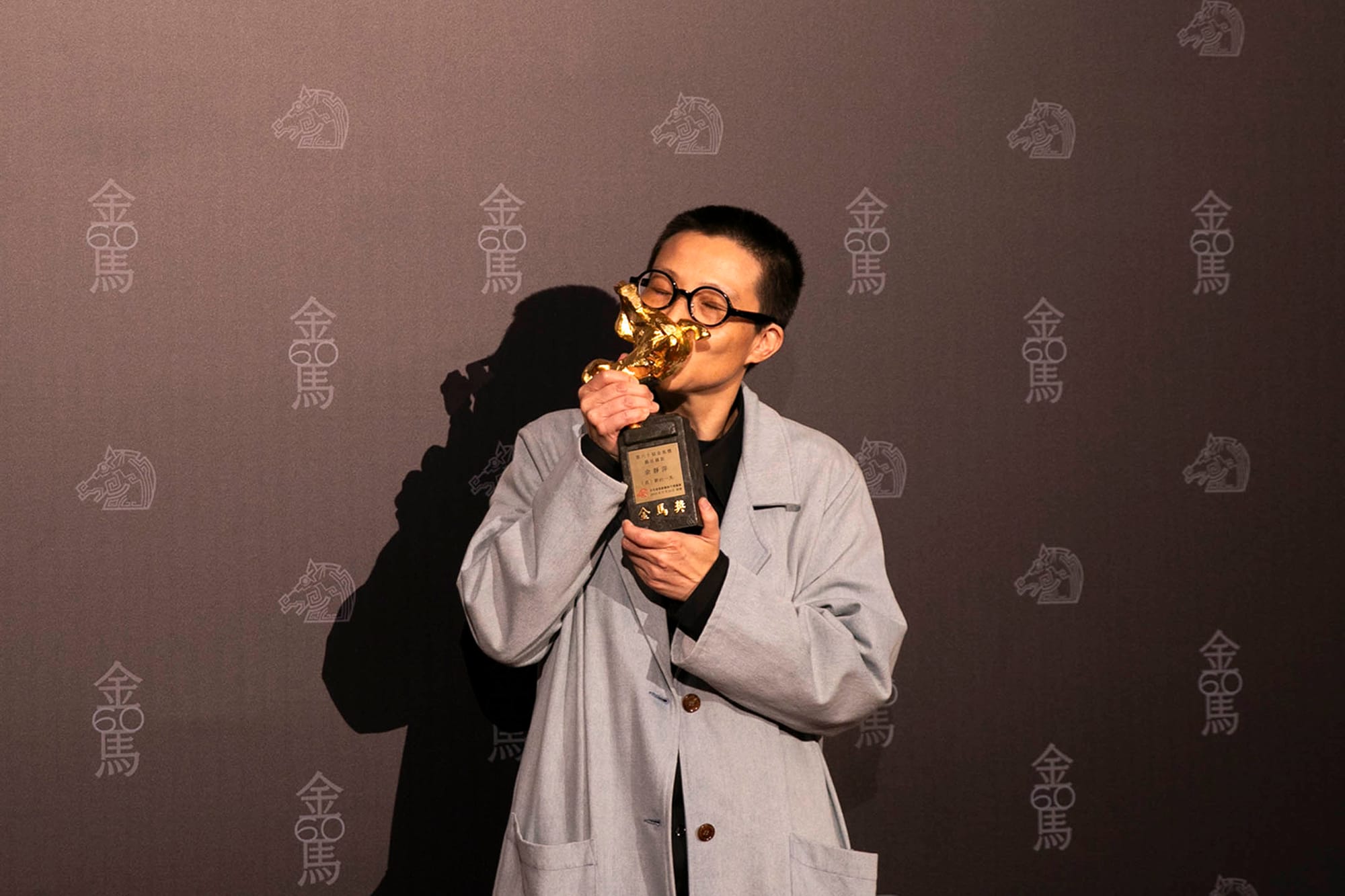 2023年11月25日,第60届金马奖颁奖典礼,余静萍以《(真)新的一天》获得最佳摄影。摄:陈焯輝/端传媒