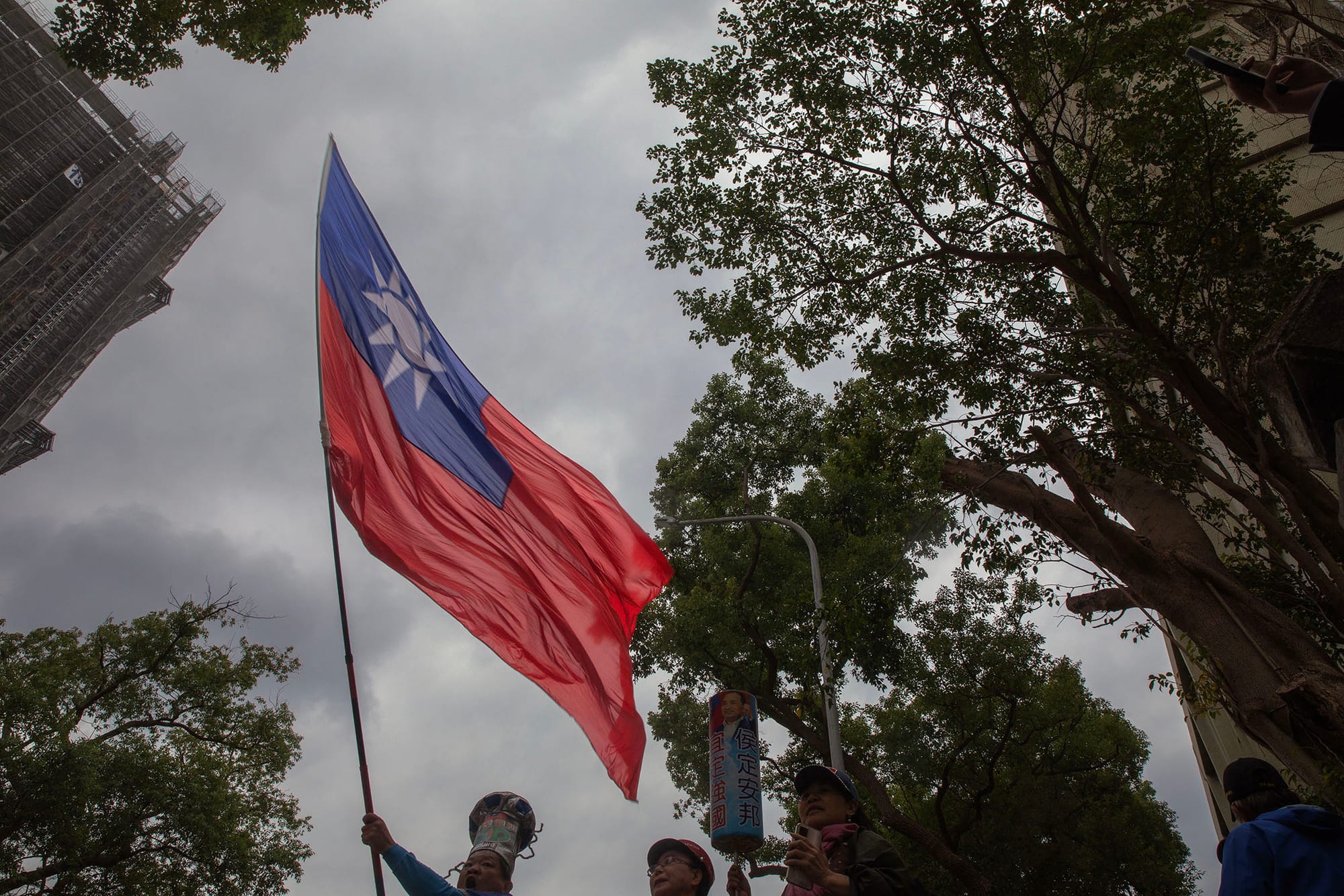2023年11月24日,台北,國民黨總統參選人侯友宜和其副手中廣董事長趙少康前往中選會登記參選,國民黨的支持者到場搖旗呐喊。攝:陳焯輝/端傳媒