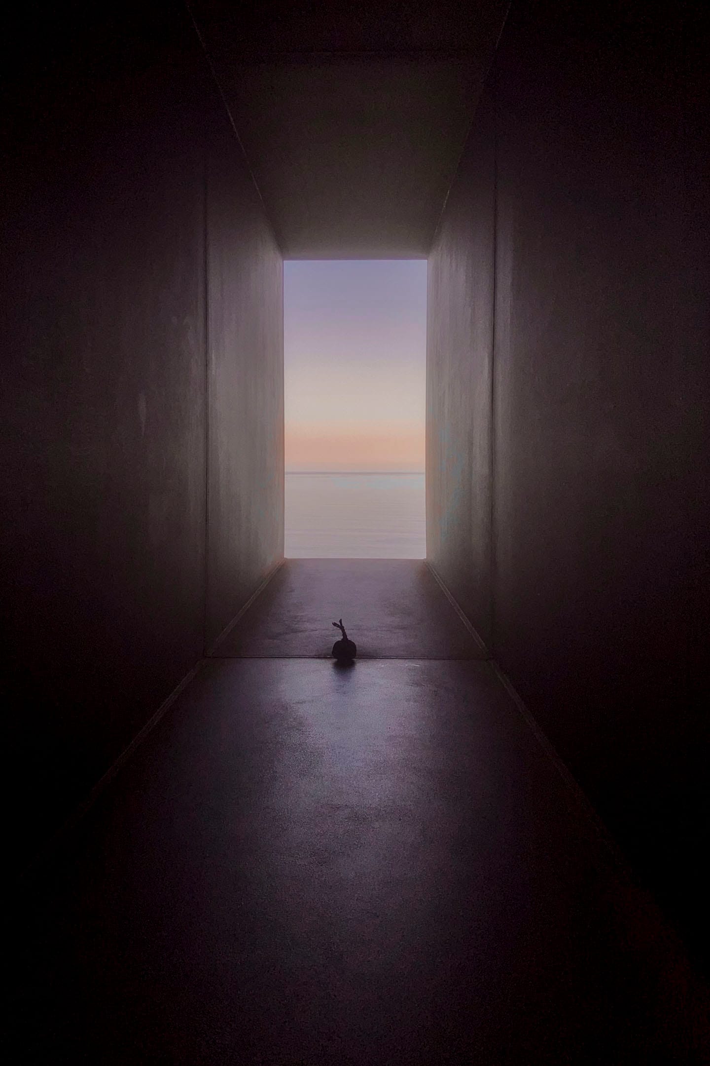 測候所巧妙以通向海面的隧道構式，彷彿捕捉了某些時間定格。其中一條的位置方向，正好設計成每年冬至日光從水平綫上緩緩上升時會照進隧道，直通另一出口。攝影：李照興