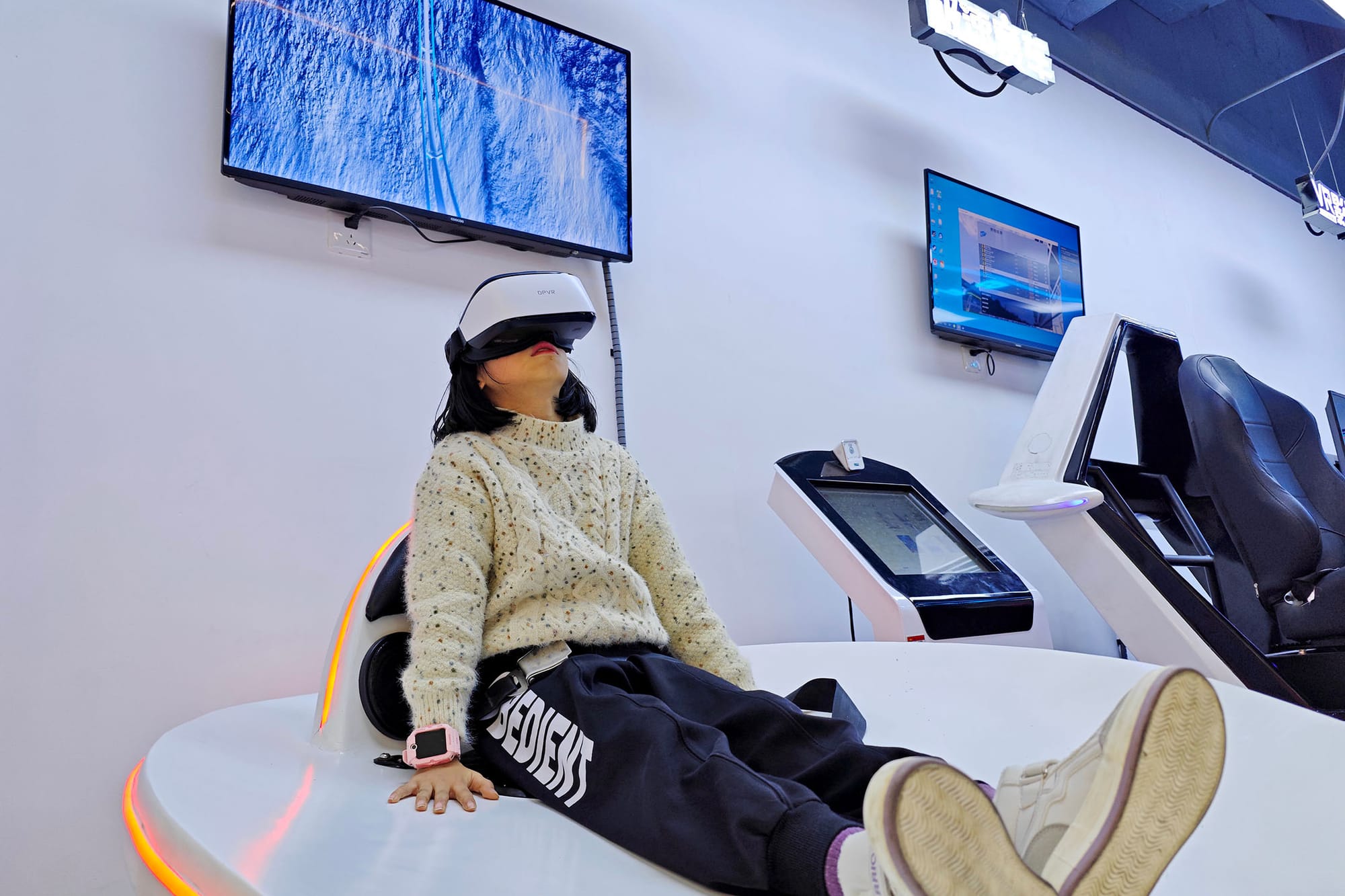 2023年12月10日,中國山東,一名女孩在玩VR(虛擬實境)遊戲。攝:Costfoto/NurPhoto via Getty Images