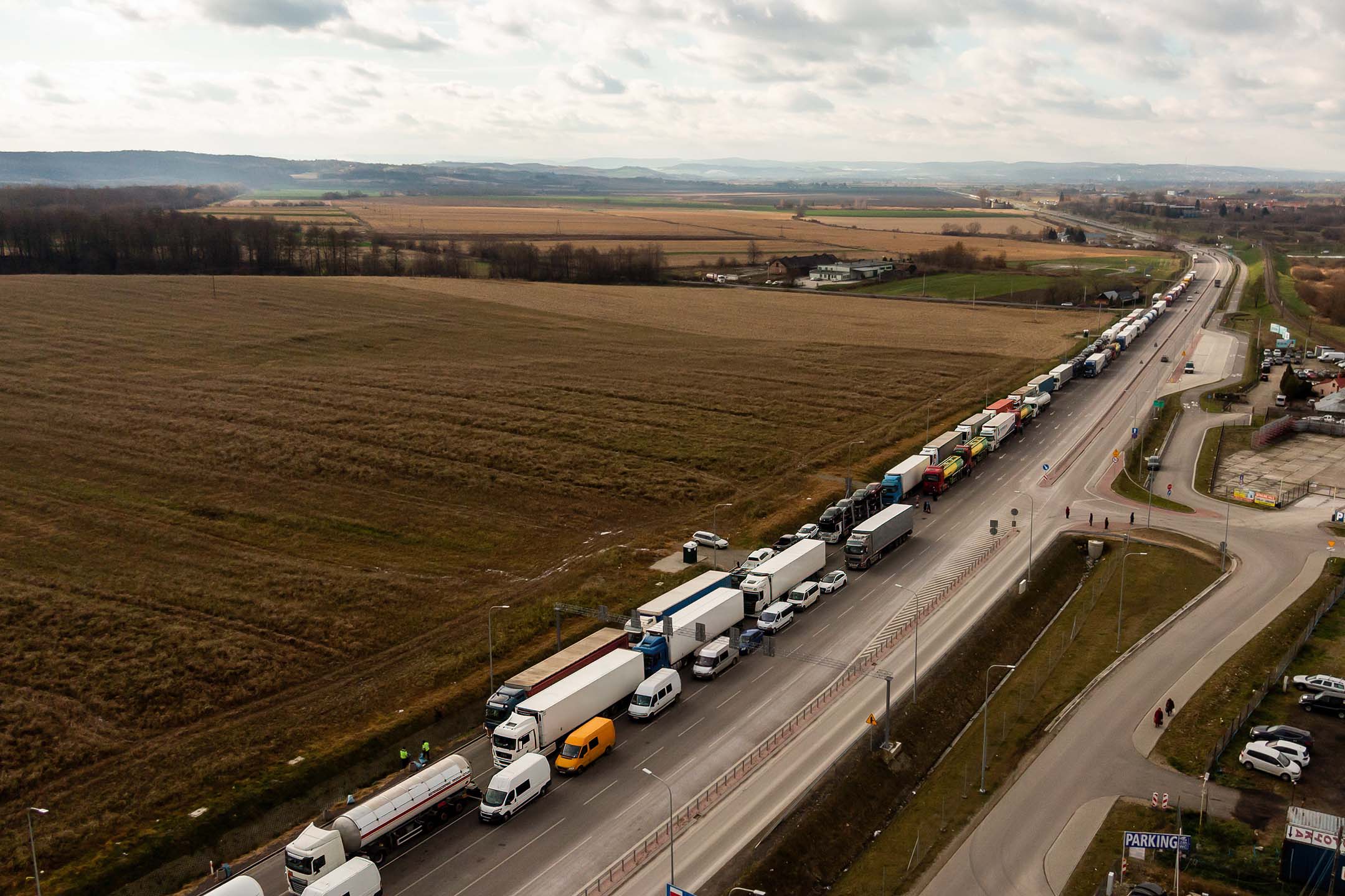 2023年11月18日，波蘭卡車司機封鎖波蘭與烏克蘭主要貨運過境點。攝：Dominika Zarzycka/SOPA Images/LightRocket via Getty Images