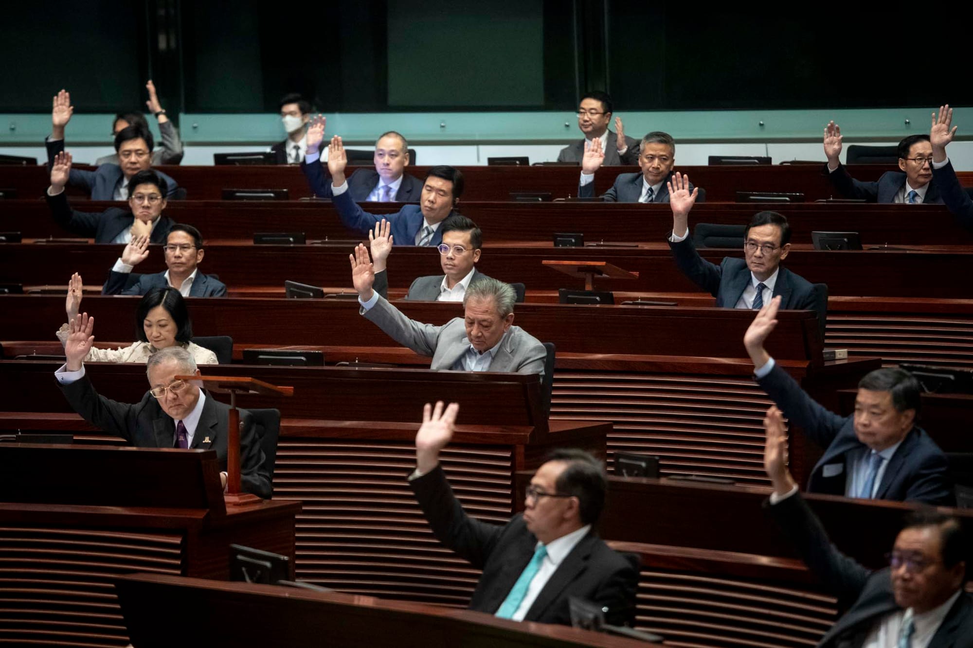 2023年11月1日,立法会三读通过《2023年香港中文大学(修订)条例草案》。摄:林振东/端传媒