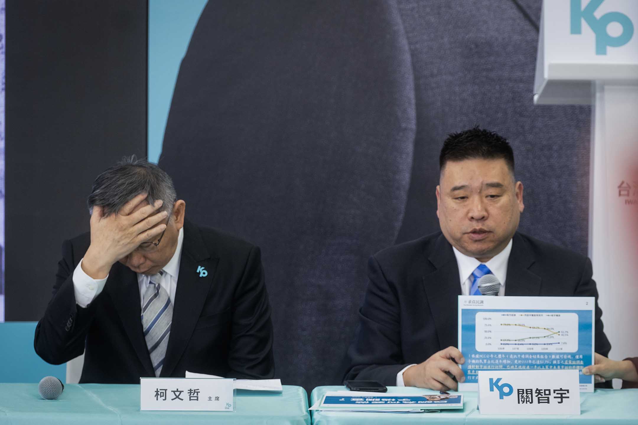 2023年11月18日,新北市,民众党主席柯文哲在记者会上回应蓝白民调。摄:陈焯𪸩/端传媒