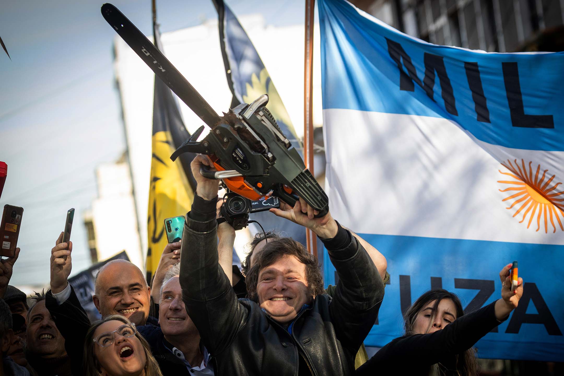 2023年9月25日,阿根廷布宜諾斯艾利斯聖馬丁舉行的集會,總統候選人哈維爾·米萊在布宜諾斯艾利斯省省長候選人卡羅萊納·皮帕羅旁舉起電鋸。攝:Tomas Cuesta/Getty Images