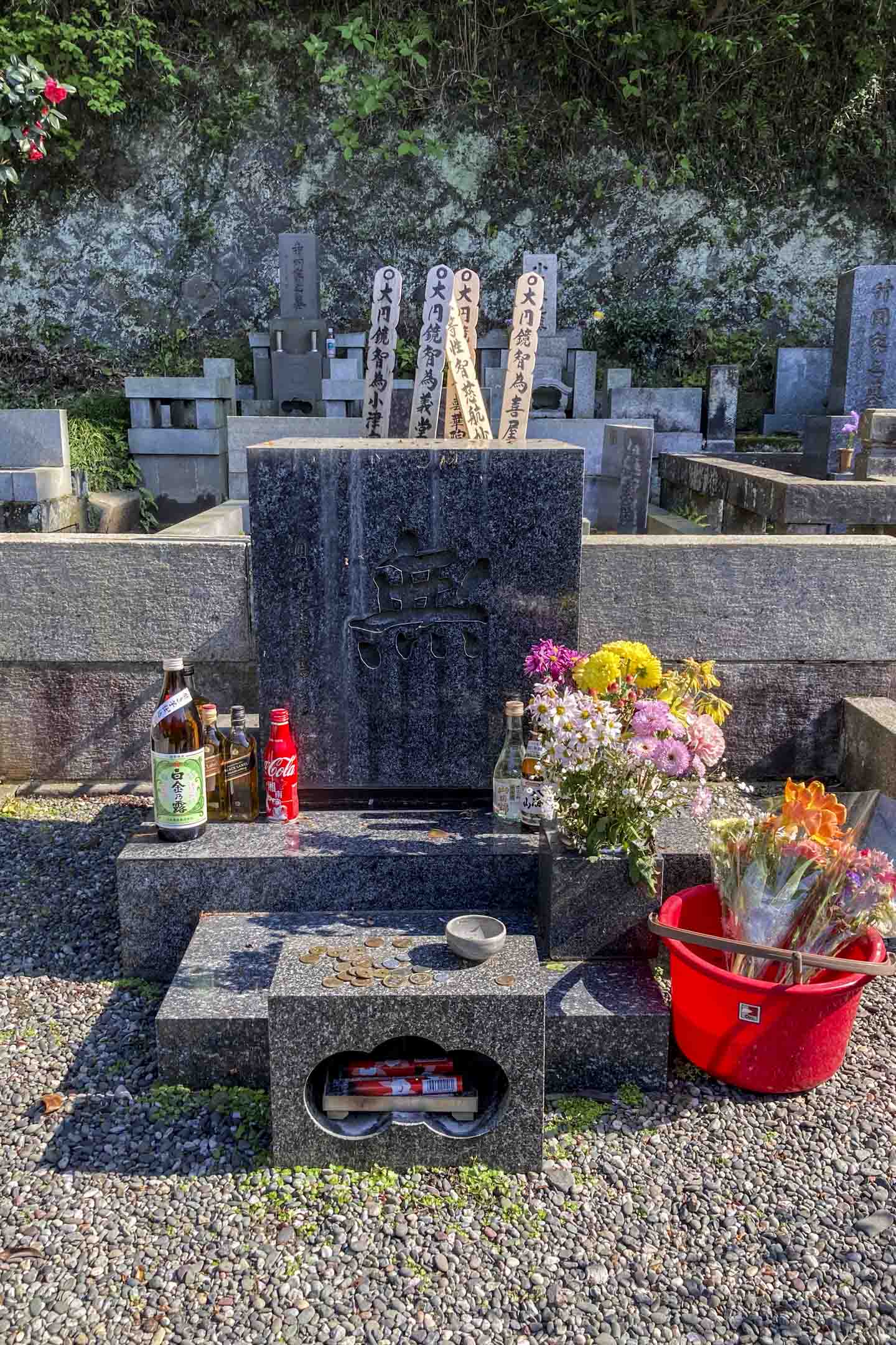 如果不看墓碑位置图示,也许都能找到小津之墓,因为今年来扫墓的人多,“无”的旁边是讽刺地好多“有”。摄影:李照兴