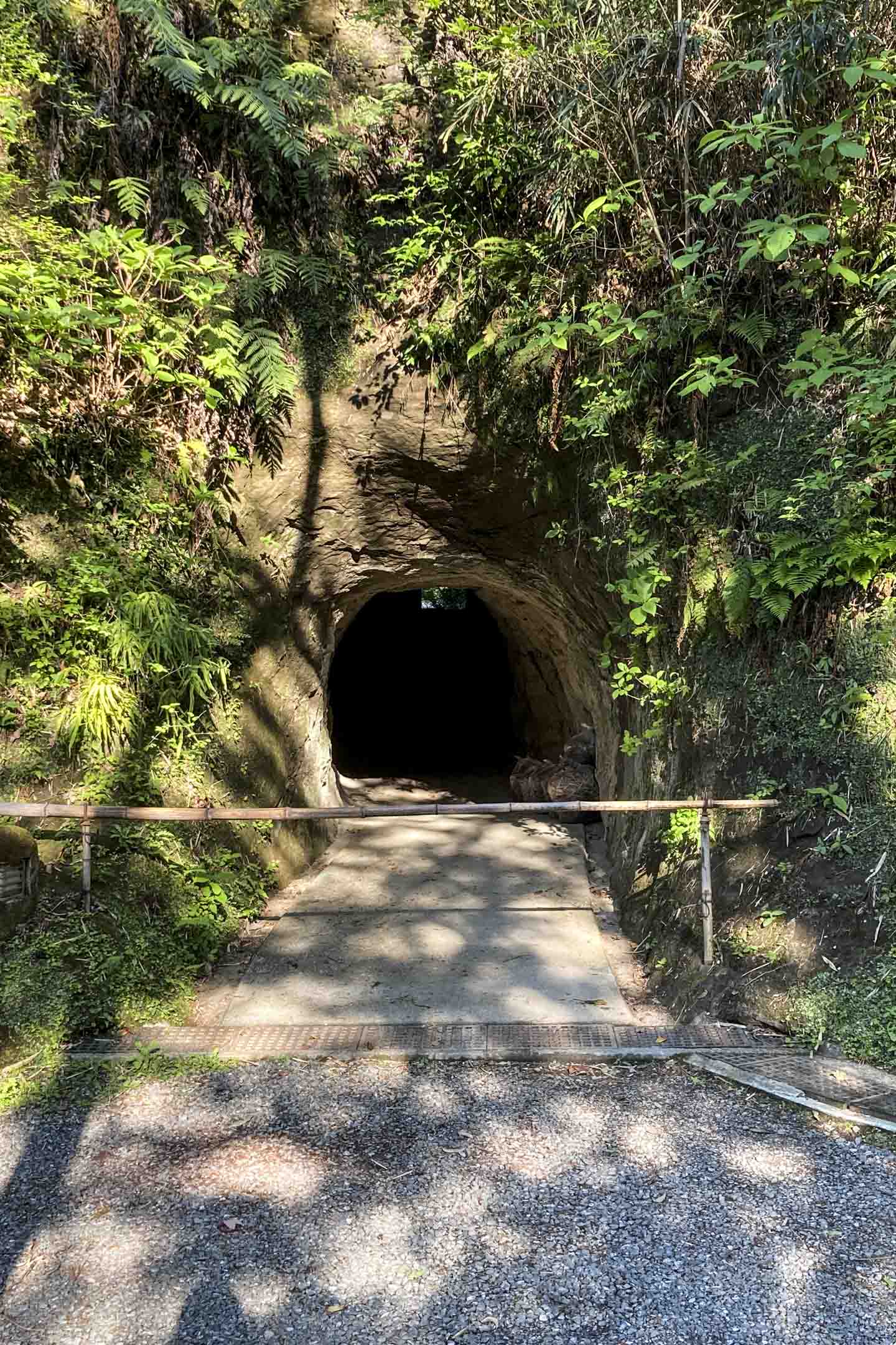 穿過此洞穴，才能登小丘抵小津當年住所，想像下其時他每天的心情，是否每次都有進出兩國世界的感覺。攝影：李照興