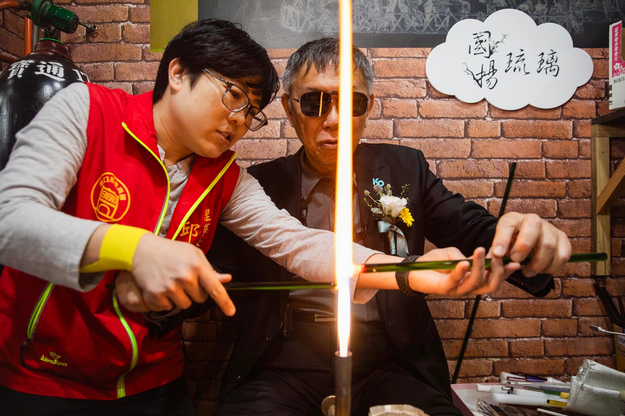 2023年11月30日，莺歌，民众党候选人柯文哲参观烧制玻璃的商店。摄：陈焯煇/端传媒