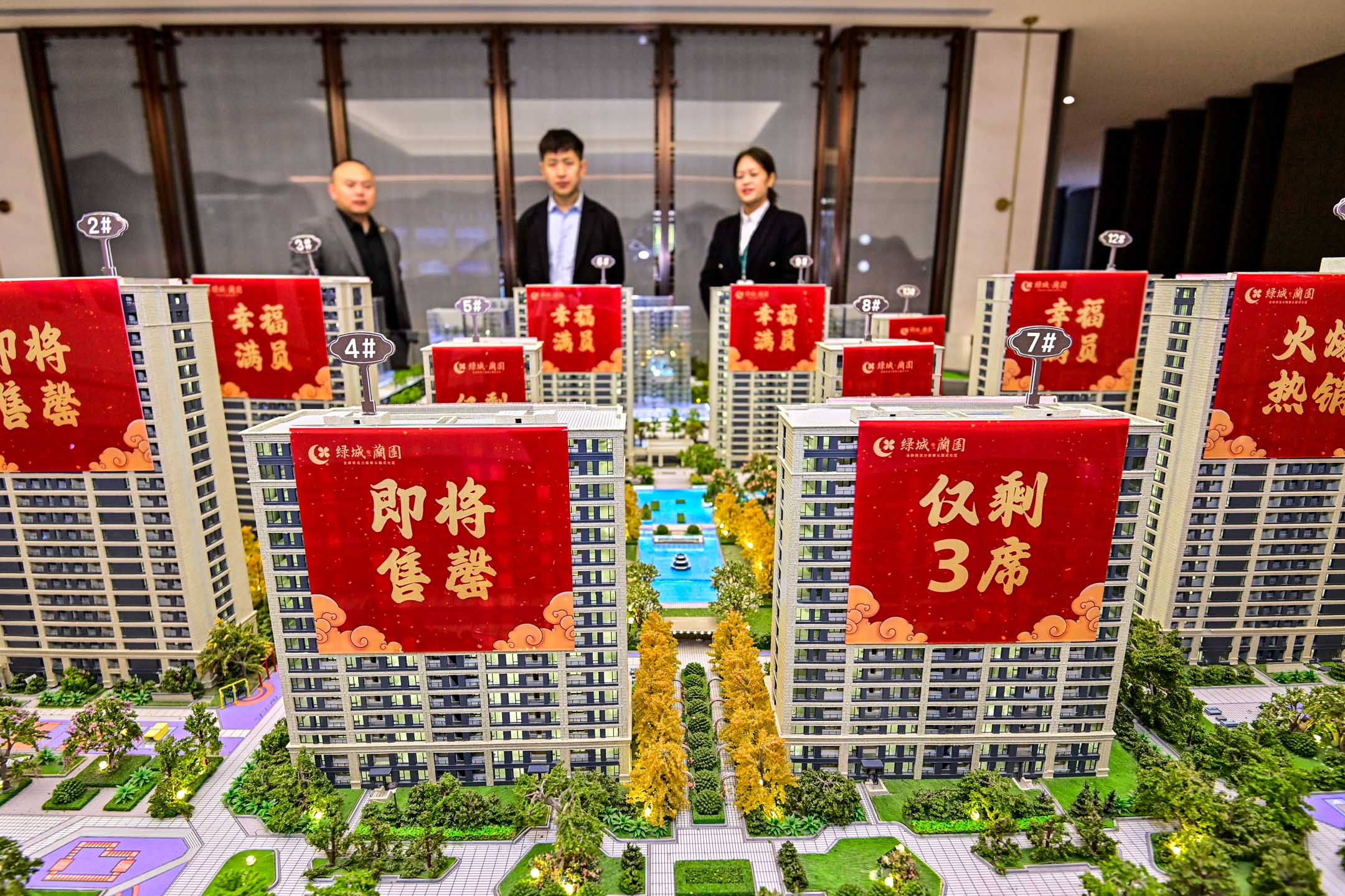 2023年11月16日，中國山東，市民在參觀商業住宅售樓處。Costfoto/NurPhoto via Getty Images