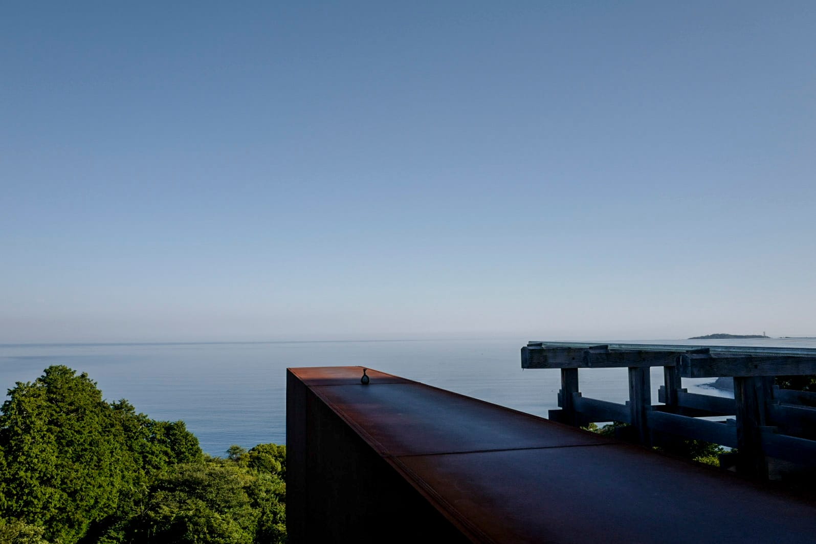 江之浦測候所建於面向相模灣崖上，大海和山勢均成了杉本博司作品的舞台。在這一帶成長的杉本是兒時沿海坐車，看得多風和日麗至雷電交加的景象而生了後來拍攝的念頭。攝影：李照興