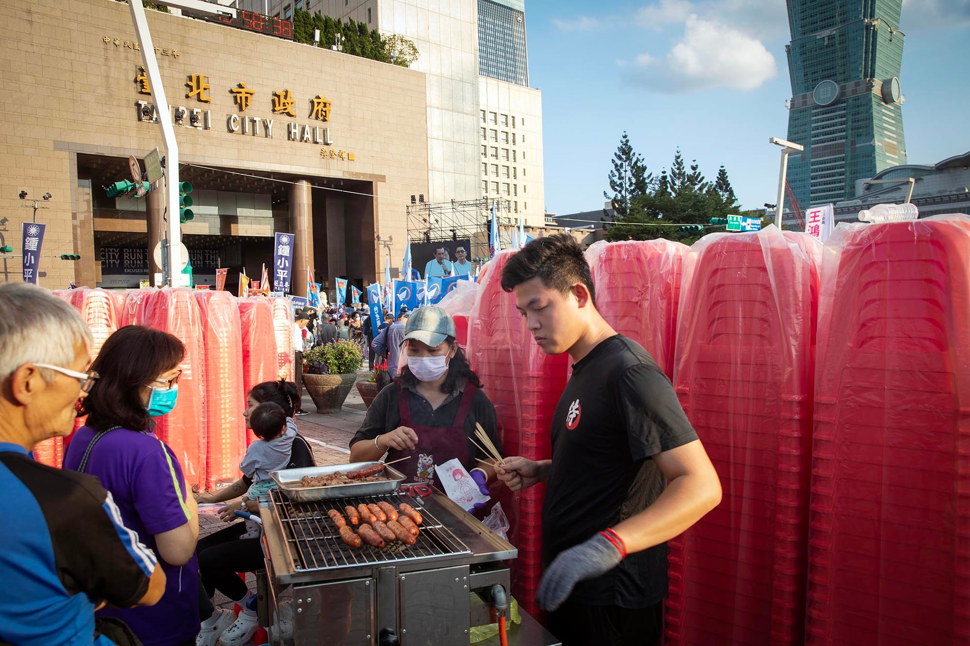 2023年11月4日，台北，国民党的造势大会内，有卖香肠的摊档。摄：陈焯煇/端传媒