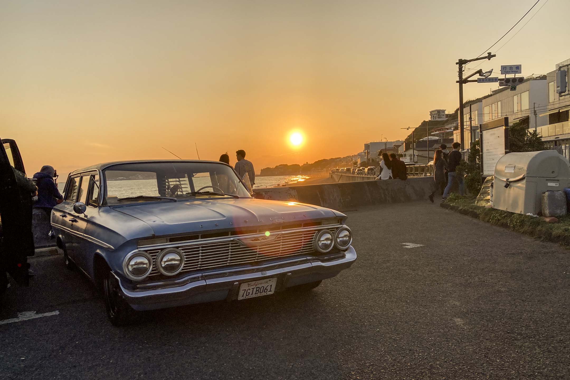 周末的相模灣灘邊現在是湘南style最主要的舞台。15/ 四季都有冲浪客於早上下水鍛練，由小津到是枝裕和，這片海也成為無數電影的場景。攝影：李照興