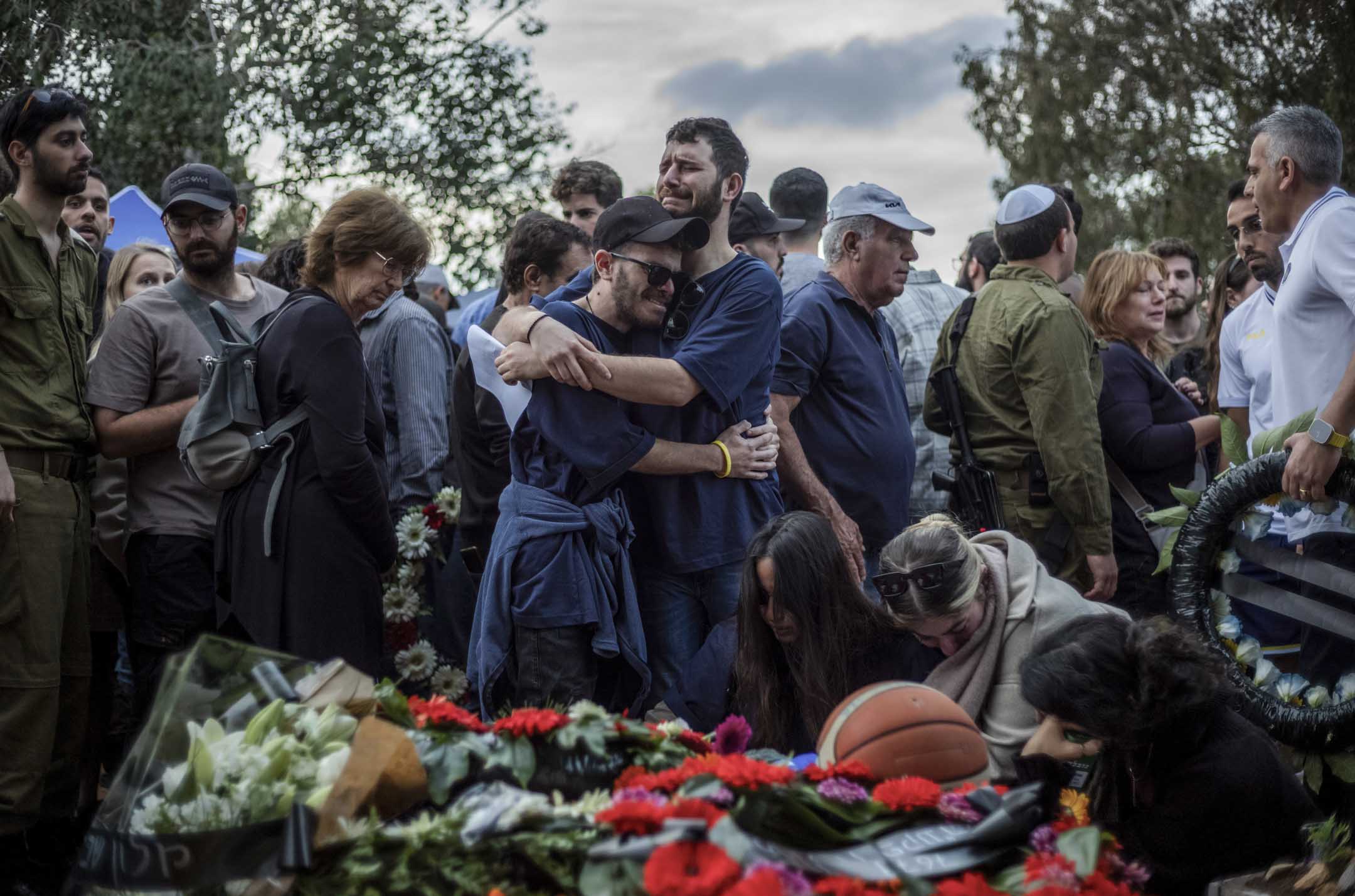 2023年12月17日，以色列，親友們在 Alon Lulu Shamriz 的葬禮上哀悼，他是被以軍誤殺的 3 名以色列人質之一。攝：Ilia Yefimovich/picture alliance via Getty Images