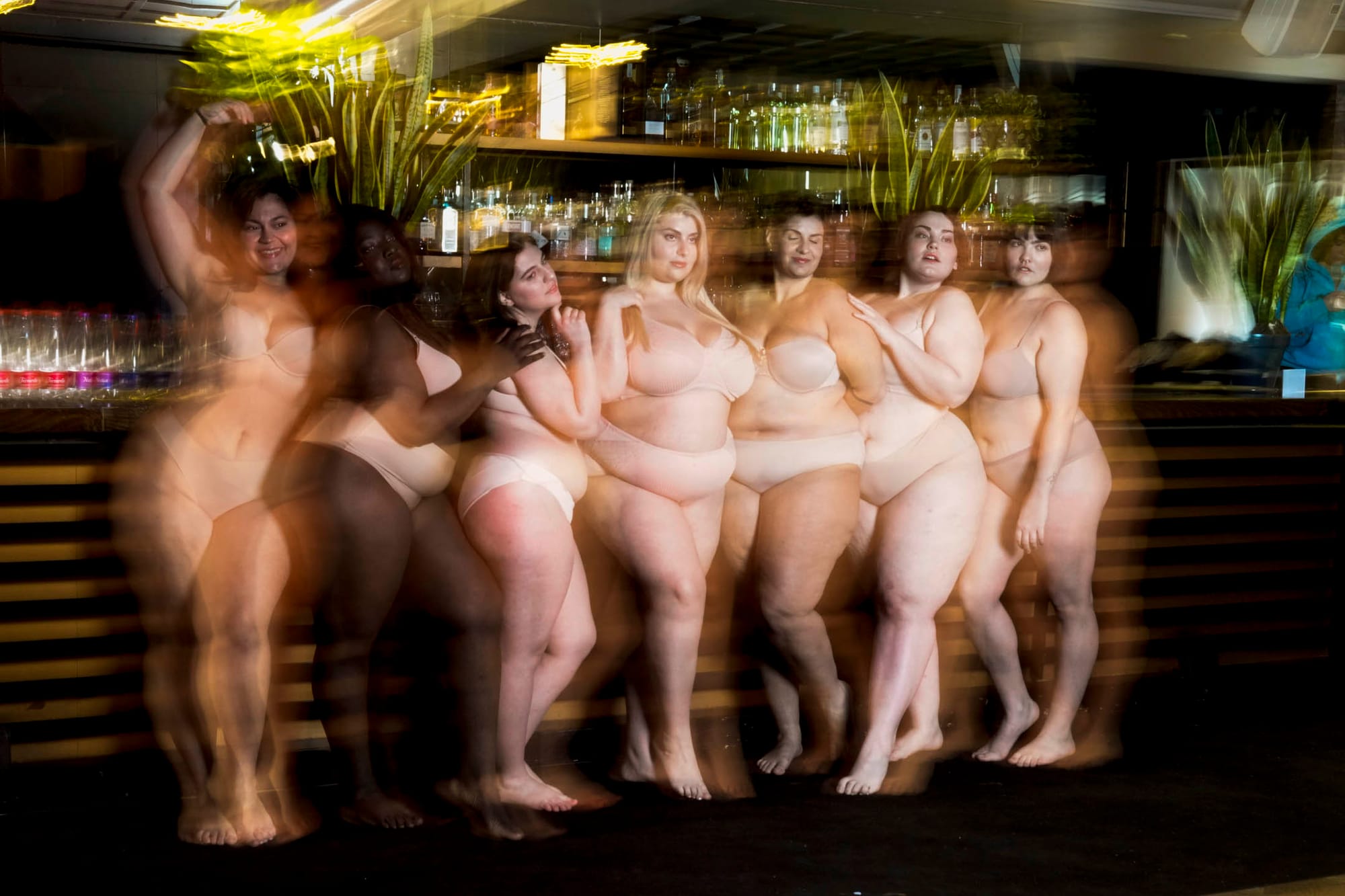 2023年2月7日，模特兒在羅馬 L'Imperfetta（不完美）模特兒經紀公司拍攝照片，該公司代表的是那些不完全符合時尚界既定美麗標準的人。攝：Alessandra Tarantino/AP/達志影像